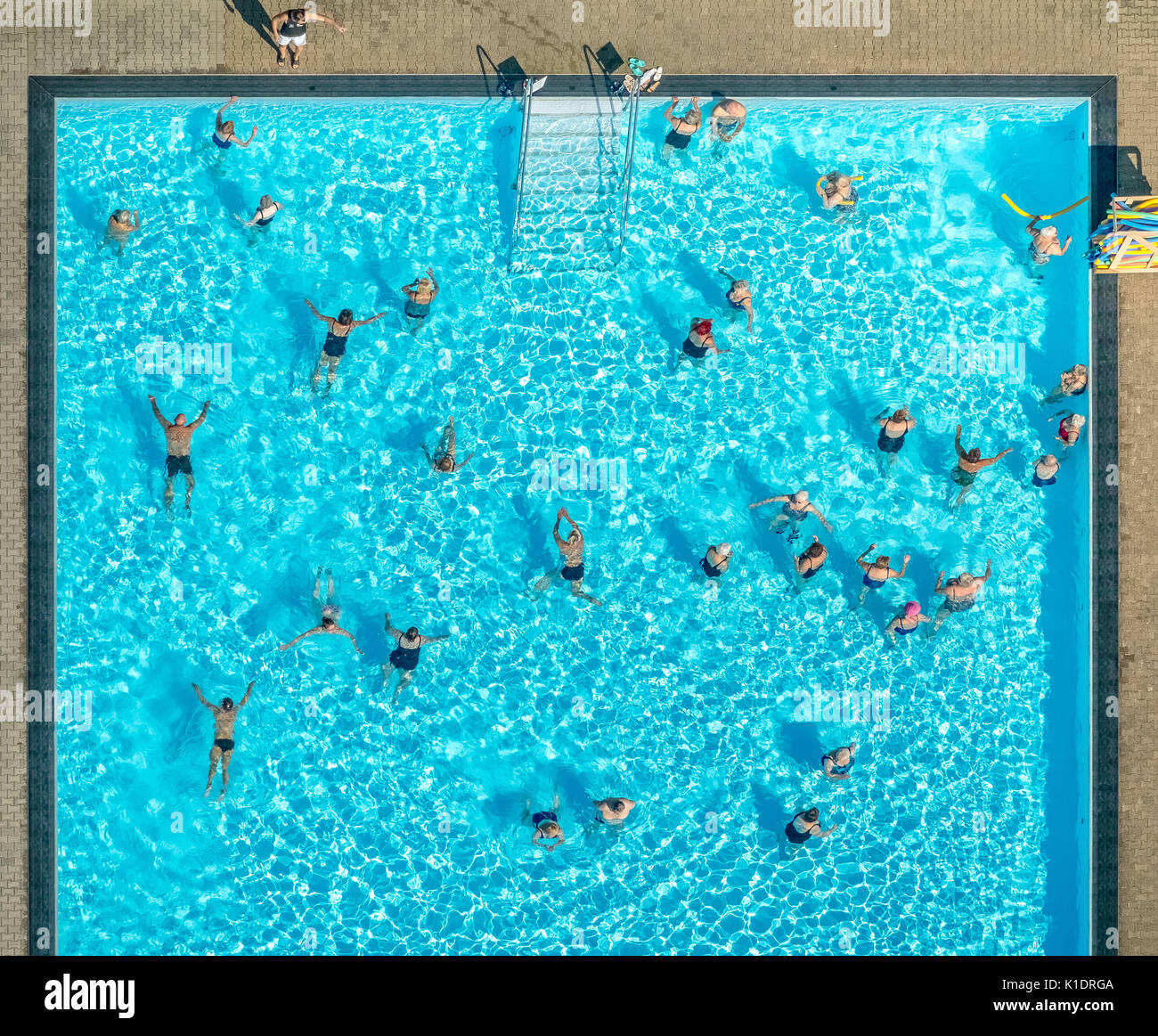 Schwimmbad im freien -Fotos und -Bildmaterial in hoher Auflösung – Alamy