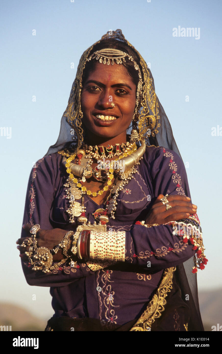 Woman in traditional rajasthani dress Fotos und Bildmaterial in hoher