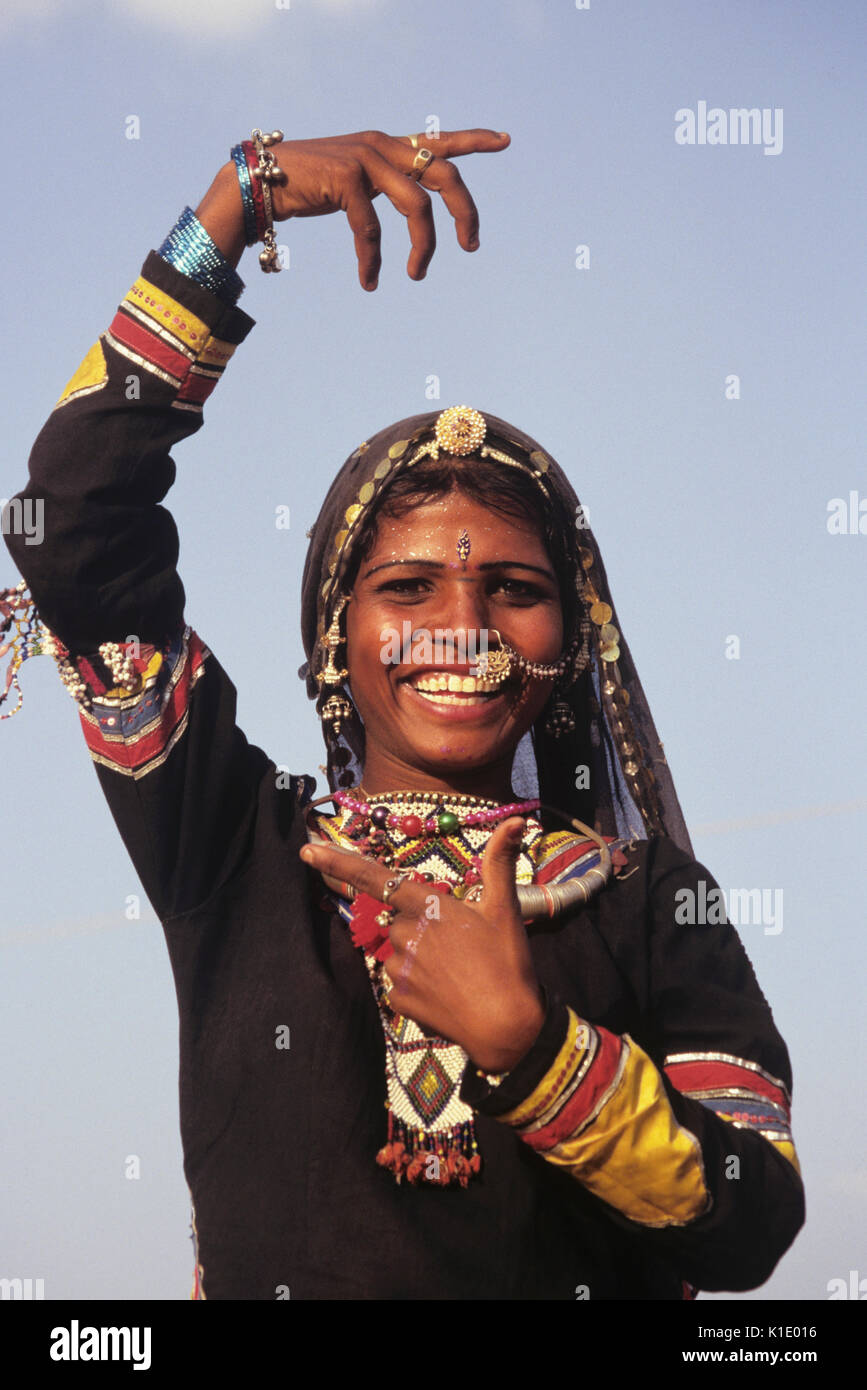 Rajasthani Tänzerin, Pushkar Kamel- und Viehmarkt, Rajasthan, Indien Stockfoto