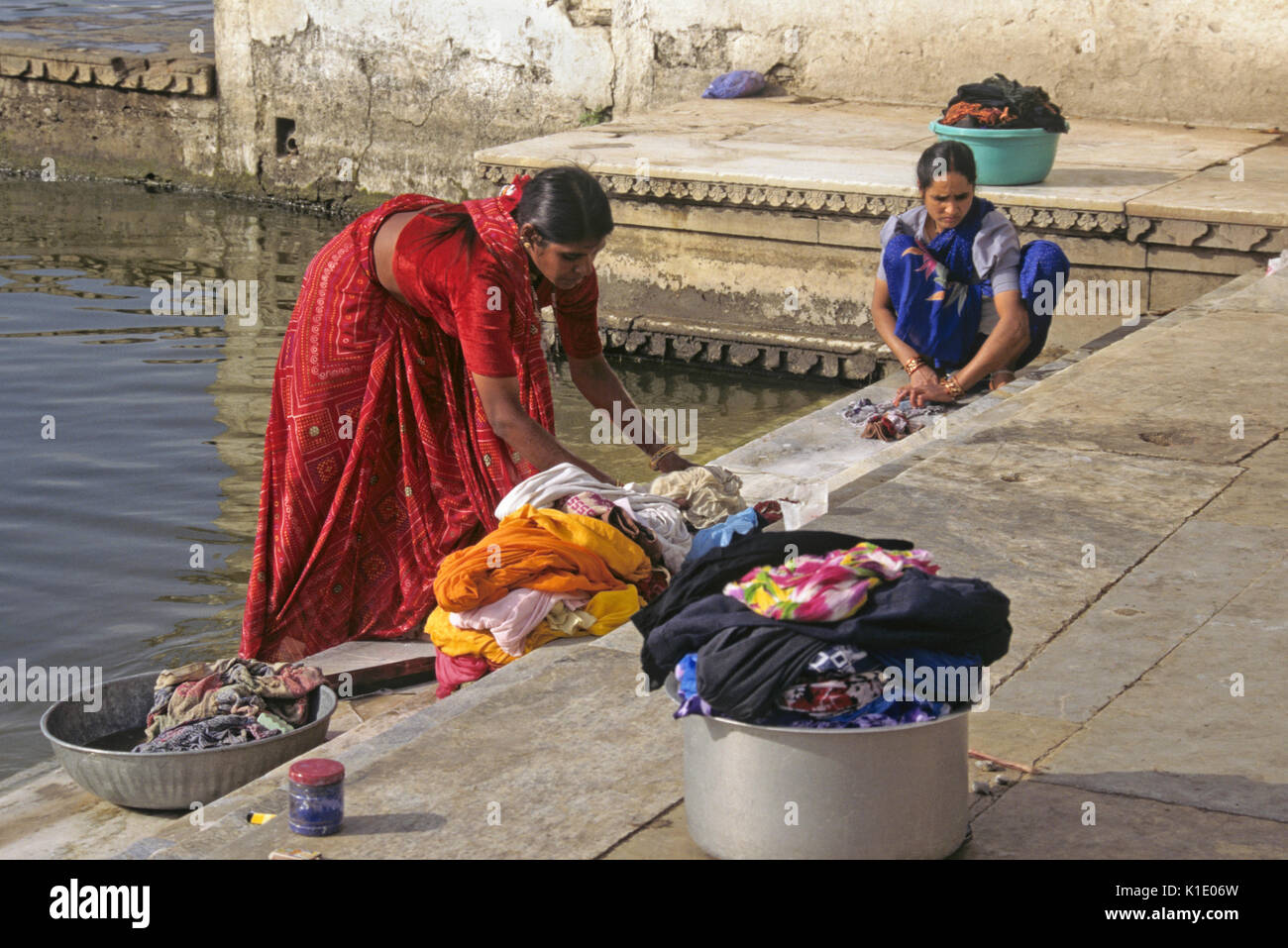 Waschen Frauen Kleidung bei Gangauer Ghat, Udaipur, Rajasthan, Indien Stockfoto