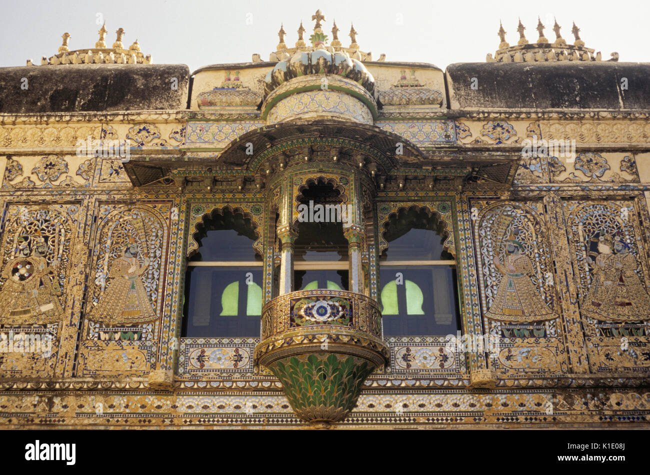 Exquisite Glas Einlegearbeit in Hof des City Palace, Udaipur, Rajasthan, Indien Stockfoto