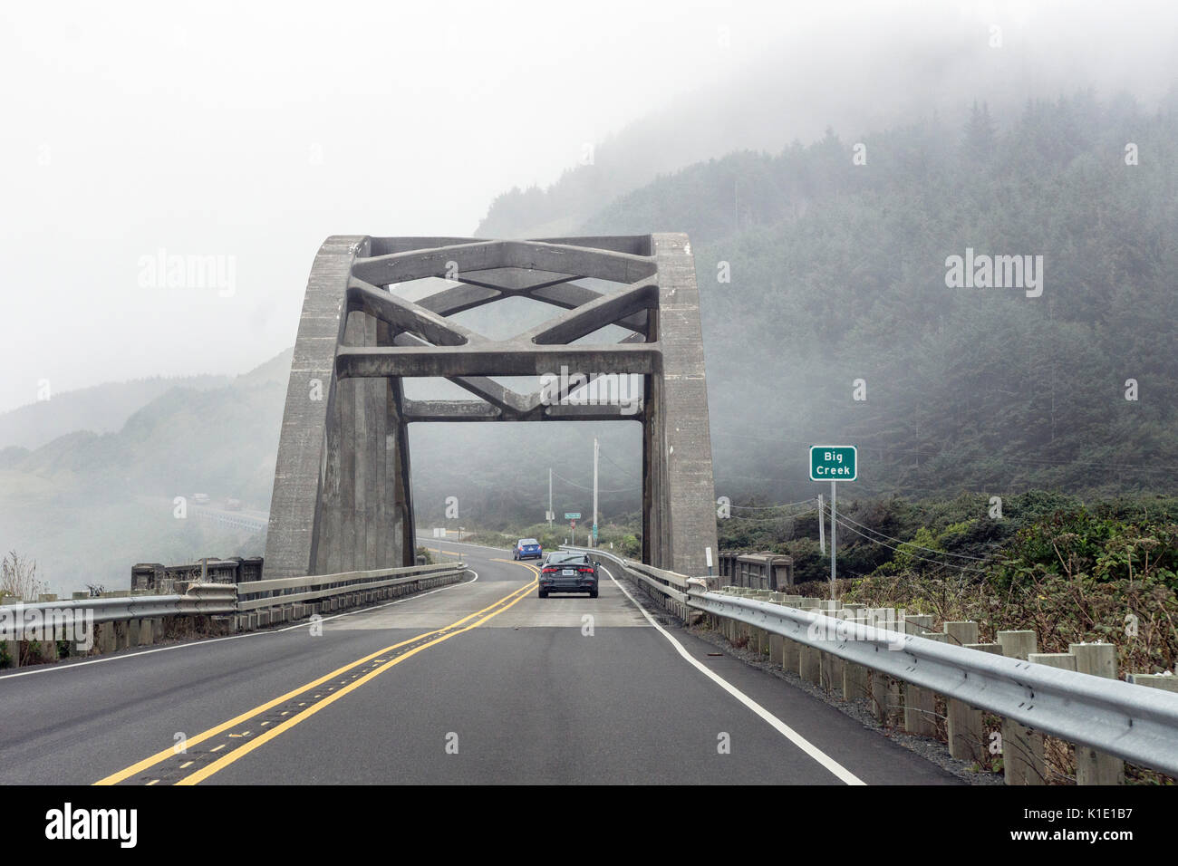 Historische Big Creek konkrete Bogenbrücke mit konkreten Louvre seiten Webstühle aus der nebligen Morgen auf Oregon Coast Highway fahren Nähe Stadt Yachats Stockfoto