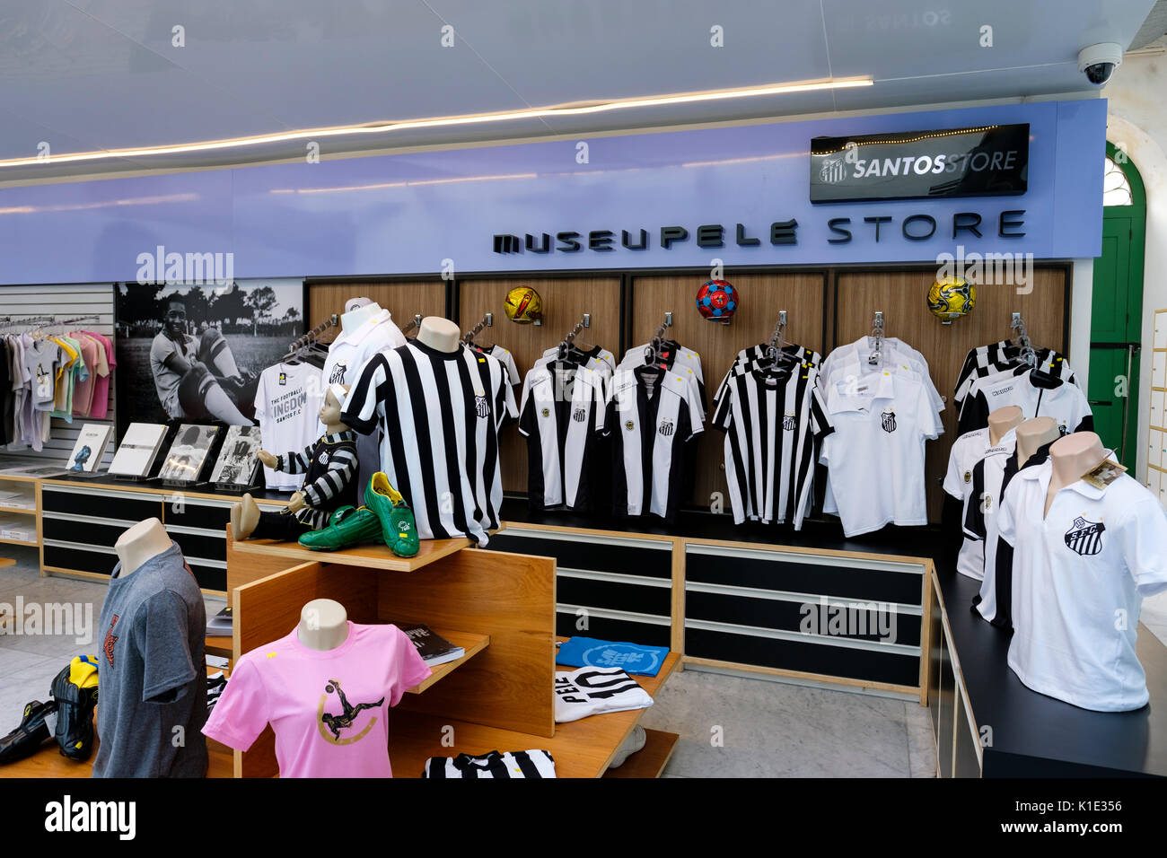 Store verkaufen Fußball/Fußball-Merchandise im Inneren der Pele Museum (Museu Pelé), Santos, Sao Paulo, Brasilien Stockfoto