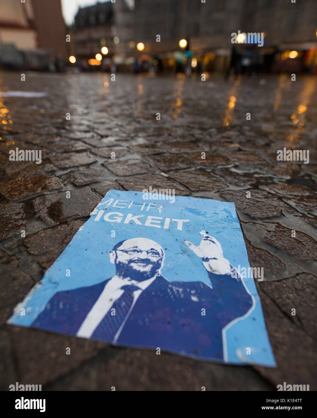Ein SPD-Plakat liegt in den nassen Boden nach dem Kanzlerkandidaten Martin Schulz' Aussehen auf einer SPD-Wahl camapin Veranstaltung in Frankfurt/Main, Deutschland, 25. August 2017. Foto: Frank Rumpenhorst/dpa Stockfoto