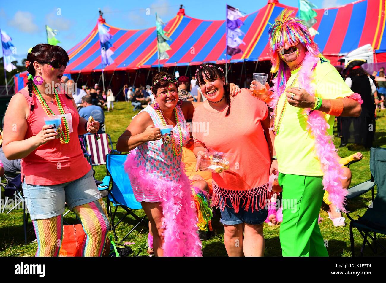 Aberystwyth Wales UK. August Bank Holiday Samstag. 26. August 2017 Tausende von Musikfans, viele in aufwendigen Kostüme, steigen auf Aberystwyth für die jährliche große Tribute Festival. Die Veranstaltung, jetzt in seinem fünften Jahr ist eines der größten Festivals für die Hommage gewidmet und umfasst Rechtsakte, und zieht begeisterte Anhänger aus dem ganzen Land Credit: Keith Morris/Alamy leben Nachrichten Stockfoto