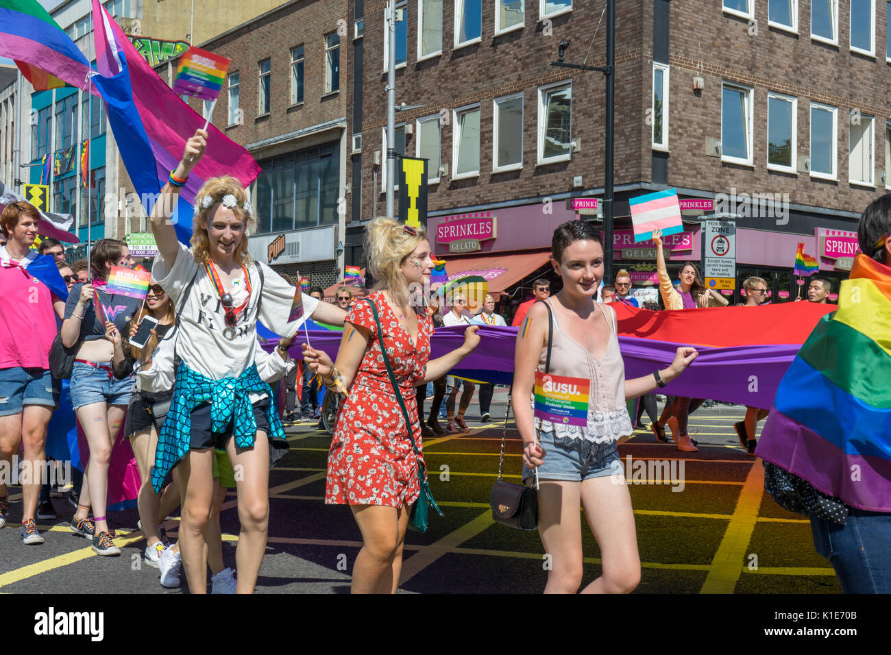 Southampton, Großbritannien. August 2017. Menschen marschieren durch die Straßen von Southampton, um an einer sehr bunten und lebendigen Parade beim jährlichen Southampton Pride Festival 2017 teilzunehmen. Dies ist das zweite Jahr des Festivals, das stattfindet. Stockfoto