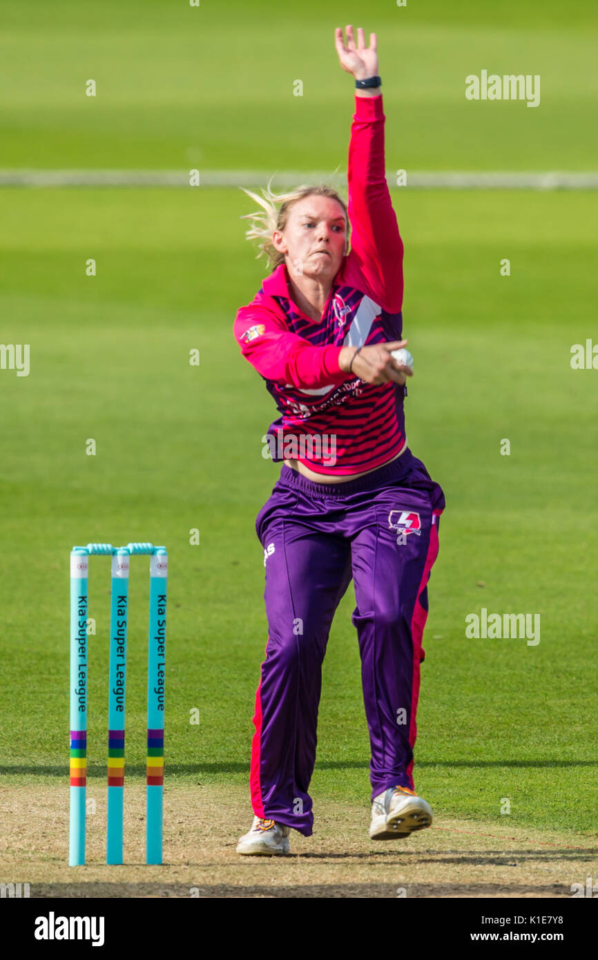 London, Großbritannien. 26. August 2017. Kristen Balken Bowling für Loughborough Blitz gegen Surrey Sterne in der Kia Super League T20 Cricket Match am Kia Oval. David Rowe/Alamy leben Nachrichten Stockfoto
