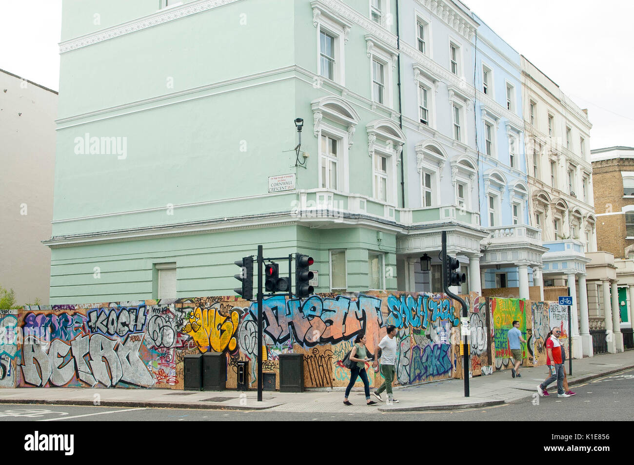 London, Großbritannien. 26 Aug, 2017. Portobello in Notting Hill bestiegen am Samstag für den Karneval im August Bank Holiday Wochenende ab morgen. Credit: JOHNNY ARMSTEAD/Alamy leben Nachrichten Stockfoto