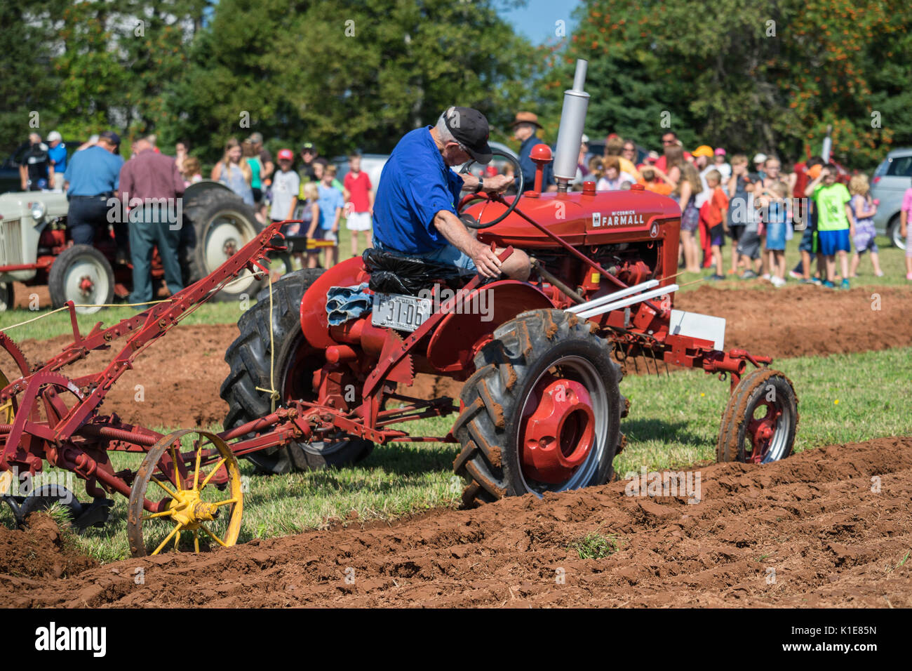 DUNDAS, PRINCE EDWARD ISLAND, Kanada - 25 August: Wettbewerber mit amtique Traktoren am PEI Pflügen und landwirtschaftliche Messe am 25. August 201 Pflug Stockfoto