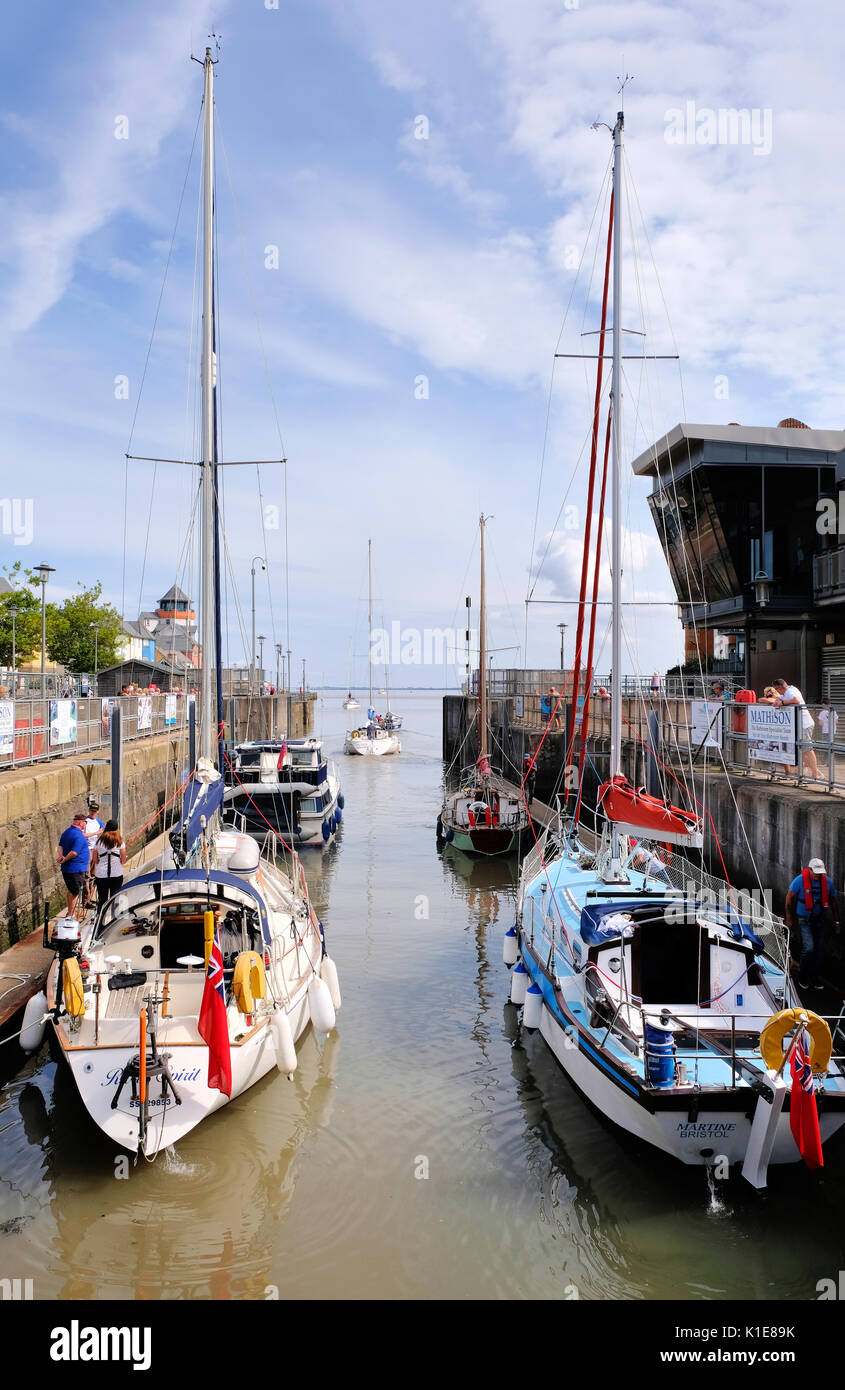 Bristol, UK. 26 August, 2017. Samstag 26. August 2017. Bank Holiday Wochenende. Segeln Boote verlassen Portishead Marina, Somerset, über die Schleusentore und Kopf heraus in den Bristol Channel zu Beginn der Bank Holiday Wochenende. Alle hoffen, dass Die die meisten guten Wettervorhersage für Großbritannien über das Wochenende zu machen. Credit: Stephen Hyde/Alamy leben Nachrichten Stockfoto