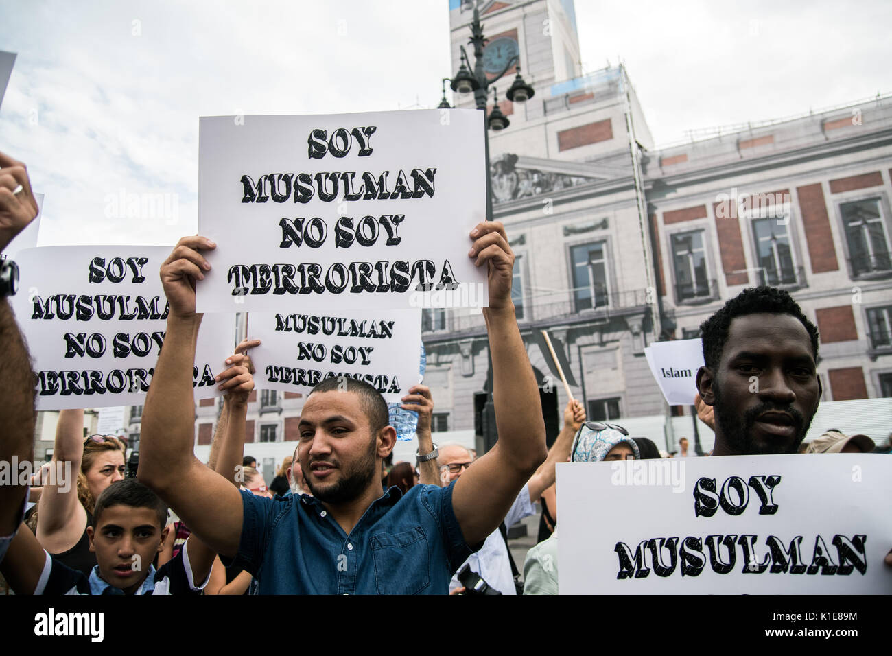 Madrid, Spanien. 26 August, 2017. Menschen mit Plakaten zu lesen: "Ich bin Moslem, ich bin kein Terrorist" während eines Protestes der Solidarität mit Barcelona und gegen Terroranschläge in Madrid, Spanien. Credit: Marcos del Mazo/Alamy leben Nachrichten Stockfoto