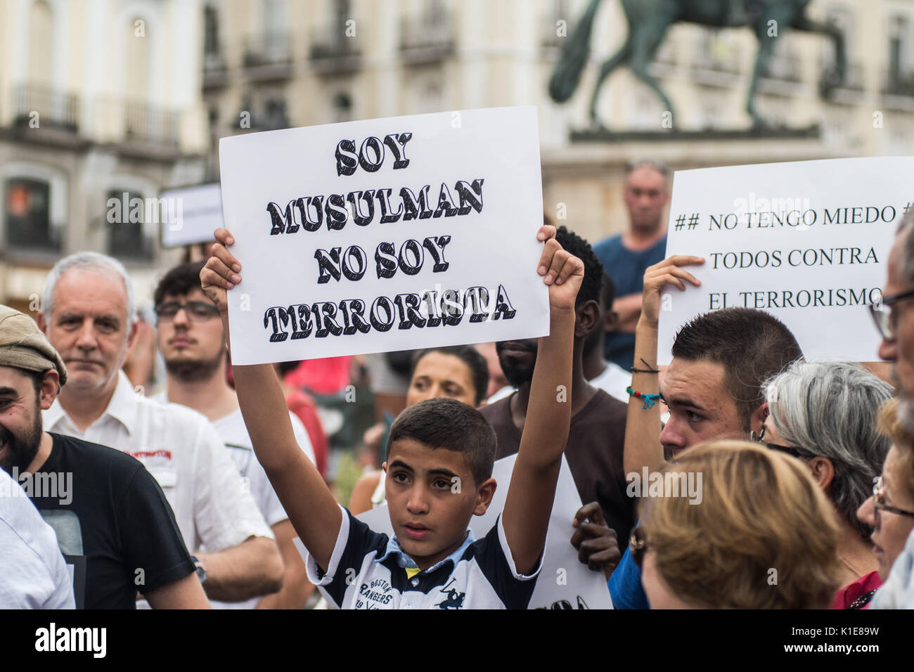 Madrid, Spanien. 26 August, 2017. Ein Junge hält ein Schild mit der Aufschrift "Ich bin Muslim, ich bin kein Terrorist" während eines Protestes der Solidarität mit Barcelona und gegen Terroranschläge in Madrid, Spanien. Credit: Marcos del Mazo/Alamy leben Nachrichten Stockfoto