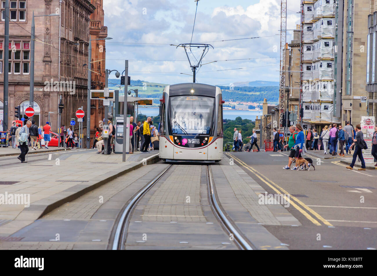 Edinburgh, Schottland, Großbritannien. 26 August, 2017. Ein Passagier Straßenbahn Verlassen der Plattform bei Saint Andrew Square. Am Ende der letzten Woche der 70. Jahrestag des Edinburgh International Fringe Festival. Credit: Skully/Alamy leben Nachrichten Stockfoto