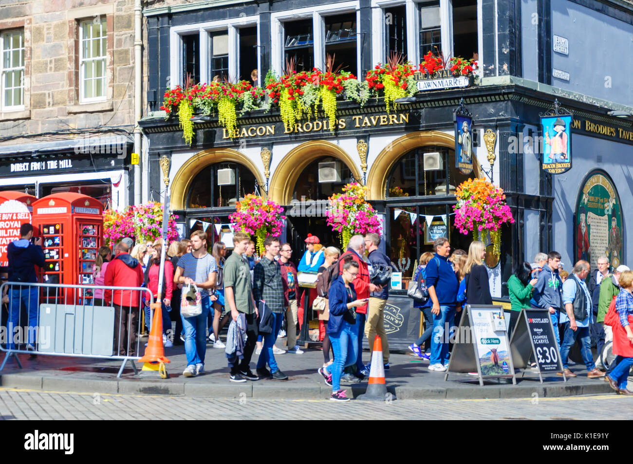 Edinburgh, Schottland, Großbritannien. 26 August, 2017. Menschen außerhalb Deacon Brodies Tavern auf der Royal Mile und am Ende der letzten Woche der 70. Jahrestag des Edinburgh International Fringe Festival. Credit: Skully/Alamy leben Nachrichten Stockfoto