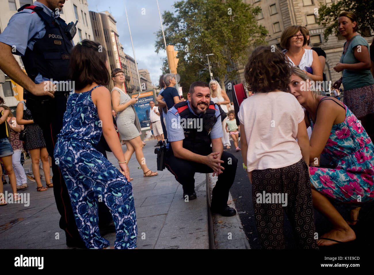 Barcelona, Spanien. 26 Aug, 2017. In Barcelona die katalanische Polizei sprechen Sie Kinder während einer März gegen Terroranschläge. Eine halbe Million Menschen haben durch die Straßen unter dem Motto "Wir haben keine Angst nach, dass ein Terroranschlag in Las Ramblas in Barcelona und in der Nähe von Cambrils 15 Menschen getötet letzte Woche Credit: Jordi Boixareu/Alamy Leben Nachrichten gezeigt Stockfoto