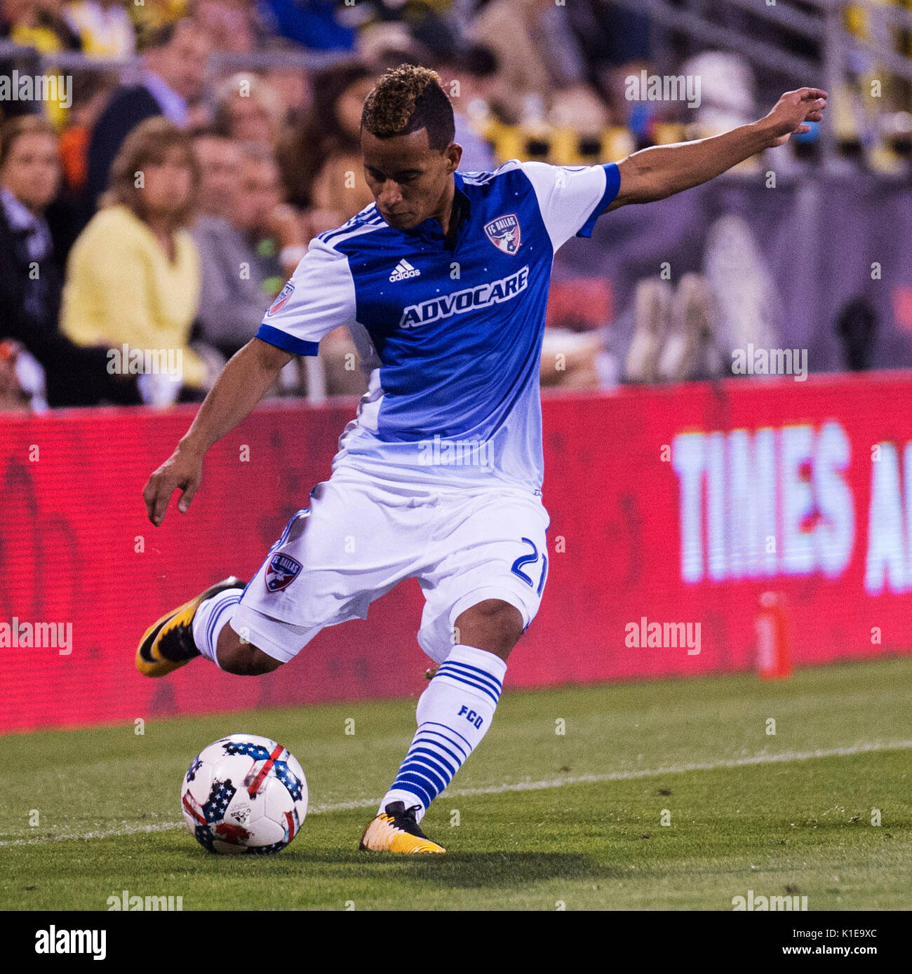 Columbus, USA, 26. Aug 2017. 26. August 2017: FC Dallas Mittelfeldspieler Michael Barrios (21) dient die Kugel in das Mischpult gegen Columbus in ihr Spiel an Mapfre Stadion. Columbus, Ohio, USA. Credit: Brent Clark/Alamy leben Nachrichten Stockfoto