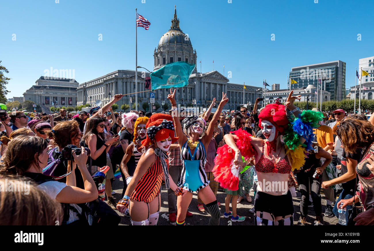 San Francisco, USA. 26. August 2017, die keinen Hass Kundgebung und Demonstration in San Francisco. Tanz und Feier erfolgt, nachdem eine große Beteiligung von Anti-Tump und Anti alt-rechten Demonstranten marschierten nach der Market Street in San Francisco City Hall. Ursprünglich geplant als eine von mehreren Zähler Proteste auf eine zuvor geplante Demonstration von rechtsextremen Gruppe "Patriot Gebet, "die gegen Proteste in San Francisco sah noch großen Weichen in ein Erscheinen der Unterstützung Obwohl der Patriot Gebet Ereignis war der Abend vor abgebrochen. Credit: Shelly Rivoli/Alamy leben Nachrichten Stockfoto