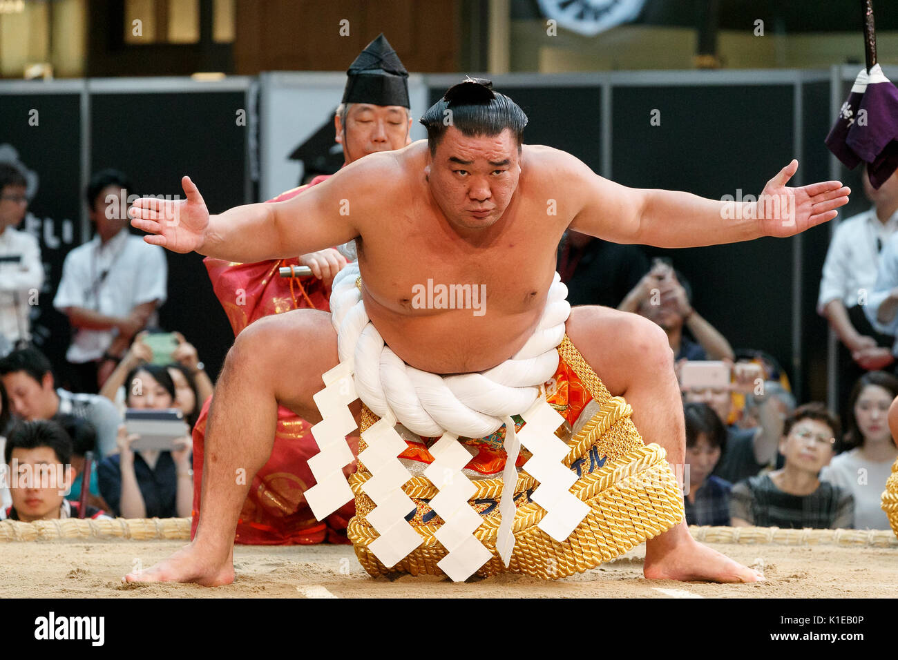 Tokio, Japan. 27 August, 2017. Sumo-ringer Harumafuji Kohei führt während eines speziellen Grand Sumo Turnier in der kitte kommerziellen Komplex vor dem Bahnhof von Tokio am 27. August 2017, Tokio, in Japan gehalten. Hakkiyoi KITTE ist ein Sumo themed Fall, wo Wrestler Teil in ein spezielles Turnier die Kultur des Sumo Ringen zu fördern. Credit: Rodrigo Reyes Marin/LBA/Alamy leben Nachrichten Stockfoto