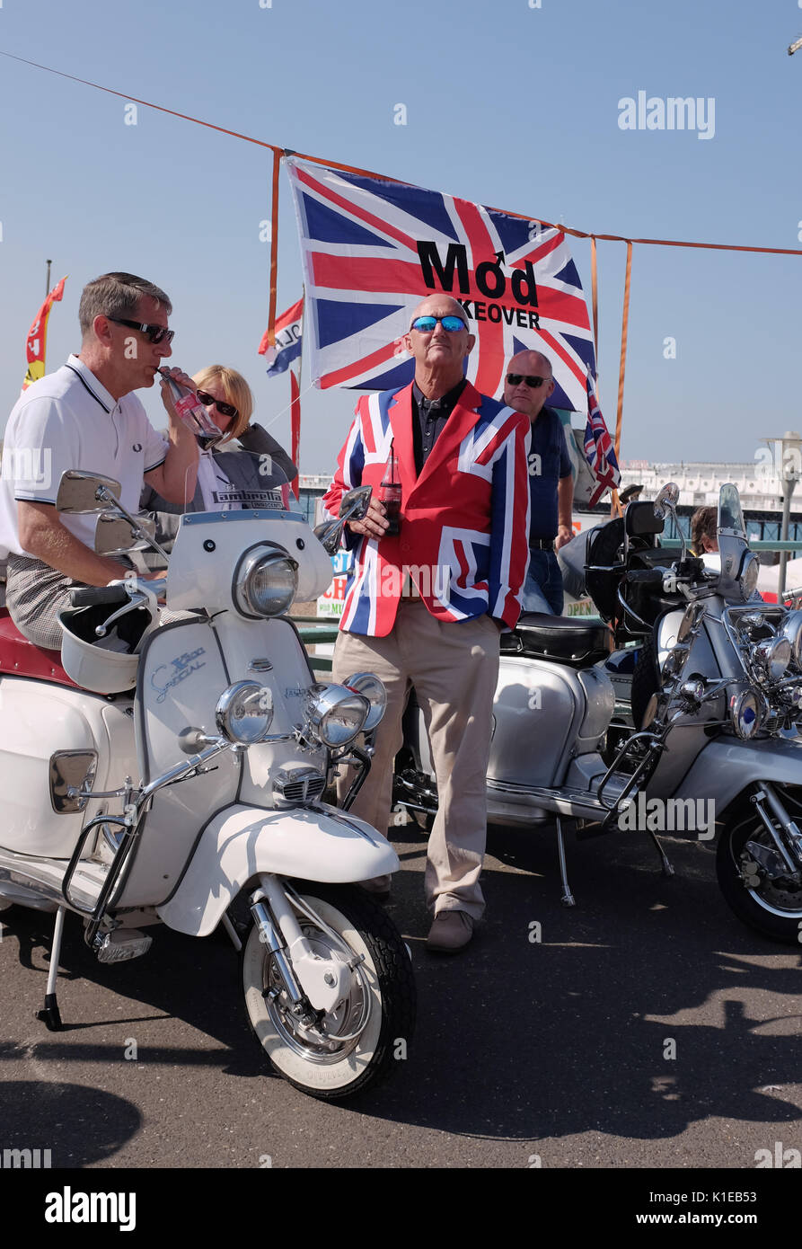 Brighton, UK. 27 Aug, 2017. Hunderte von Mods dringen in Brighton Seafront, wie Sie an der Brighton Mod Weekender Event Wochenende im schönen sonnigen Wetter statt. Mods haben traditionell Brighton besuchte für den August Bank Holiday seit den 1960er Jahren, als es oft verwendet, um Probleme an der Küste, mit Schlachten zwischen sich selbst und den Kipphebeln: Simon Dack/Alamy leben Nachrichten Stockfoto