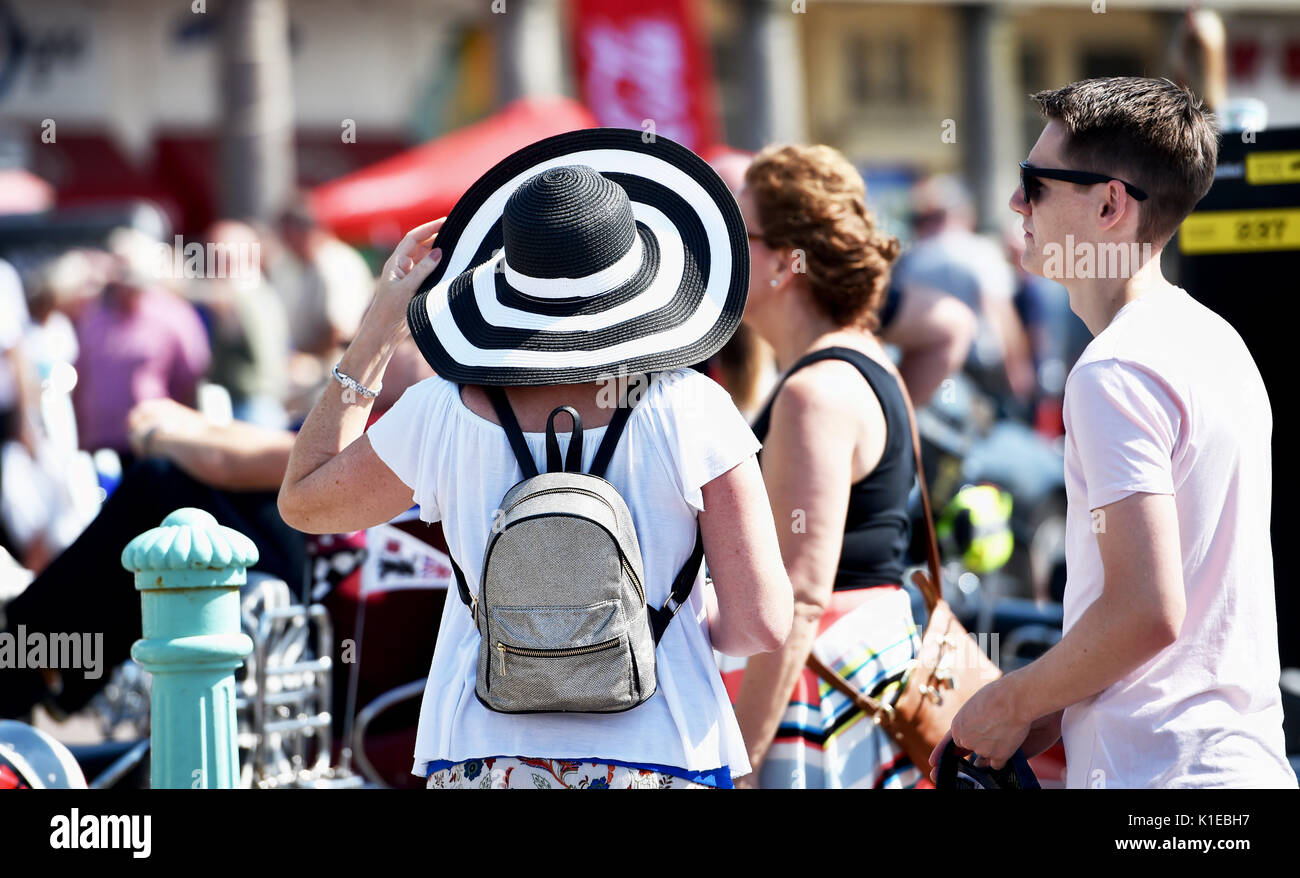 Brighton, UK. 27 Aug, 2017. Menschenmassen genießen Sie die schönen sonnigen Wetter auf Brighton Seafront heute als Temperaturen erwartet werden so hoch wie 28 Grad über die Bank Wochenende, das ist ein Rekord für August: Simon Dack/Alamy Leben Nachrichten zu erreichen. Stockfoto