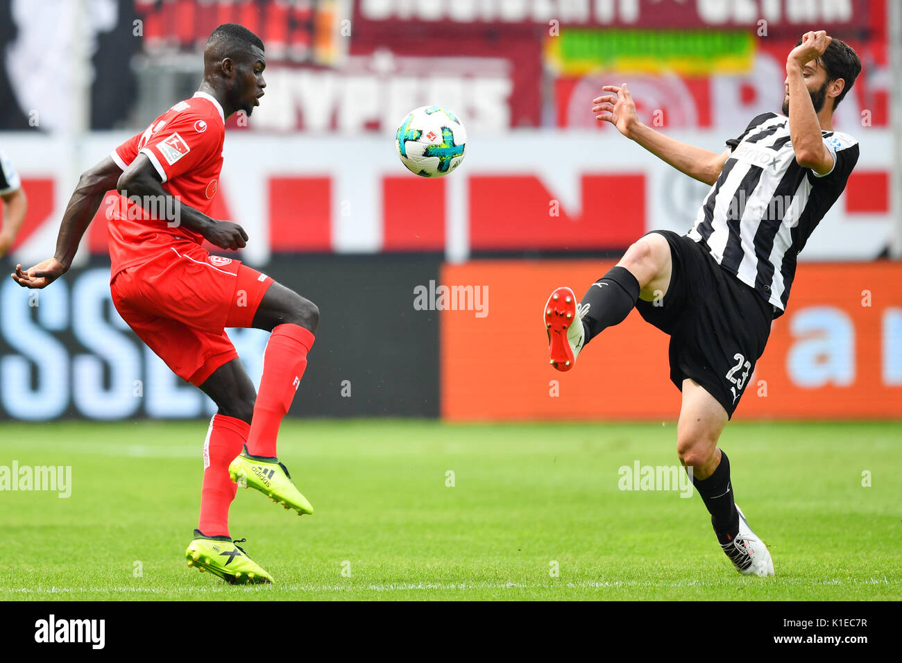 Sandhausen, Deutschland. 27 Aug, 2017. Sandhausen von Markus Karl (R) und der Düsseldorfer Ihlas Bebou wetteifern um die Kugel während der zweiten Bundesligaspiel Lochfraß SV Sandhausen vs Fortuna Düsseldorf in der BWT-Stadion in Sandhausen, Deutschland, 27. August 2017. (Achtung: Auf der Grundlage der Akkreditierung die Bestimmungen der DFL, Veröffentlichung und weitere Nutzung im Internet und in online Medien während des Spiels ist an insgesamt 15 Bilder pro Spiel) Foto: Uwe Anspach/dpa/Alamy Leben Nachrichten begrenzt Stockfoto