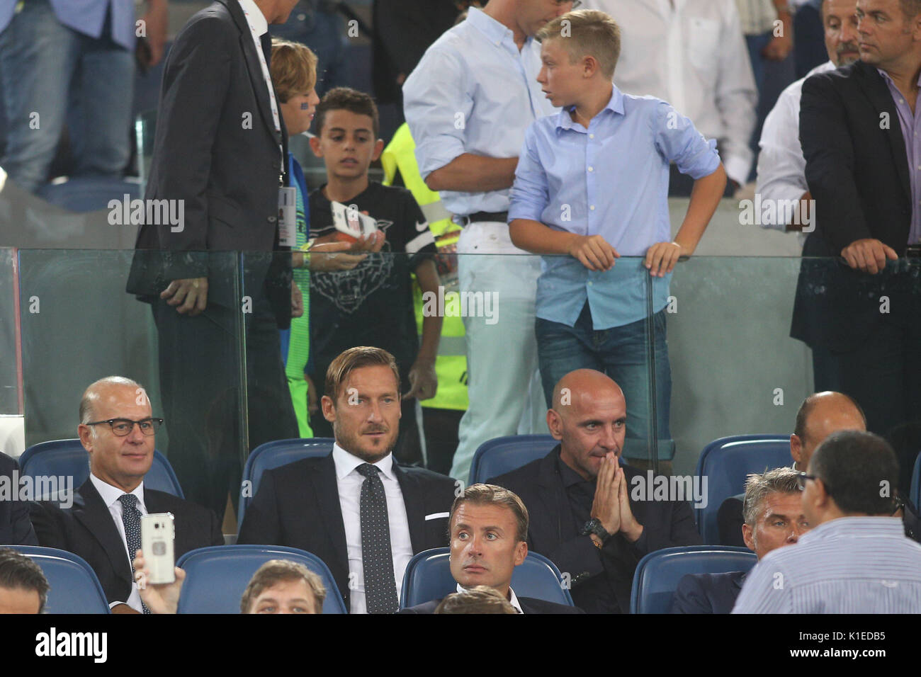 Stadio Olimpico, Rom, Italien. 26 Aug, 2017. Serie A Fussball. As Roma vs Inter. Das neue Leben von Francesco Totti auf der Tribüne mit Sohn Cristian. Credit: Marco iacobucci/Alamy leben Nachrichten Stockfoto