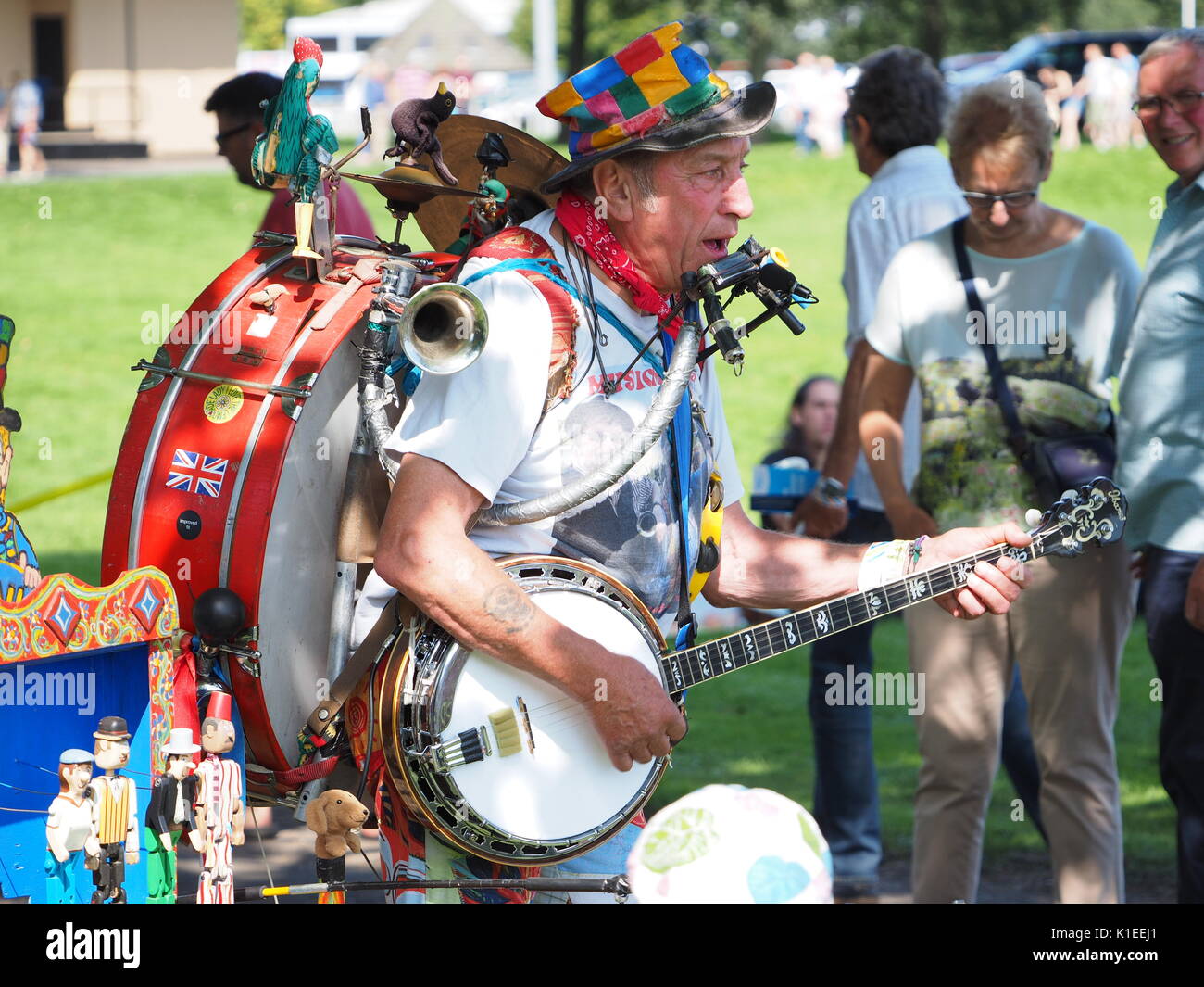 Firma Ilkeston, Derbyshire, UK. 27 Aug, 2017. Viele genossen die Menschen die Binnenwasserstraßen Verein Festival der Wasser 2017, mit über 100 Boote auf dem Kanal Bank vertäut. Chucklefoot one man band. Credit: James Bell/Alamy leben Nachrichten Stockfoto