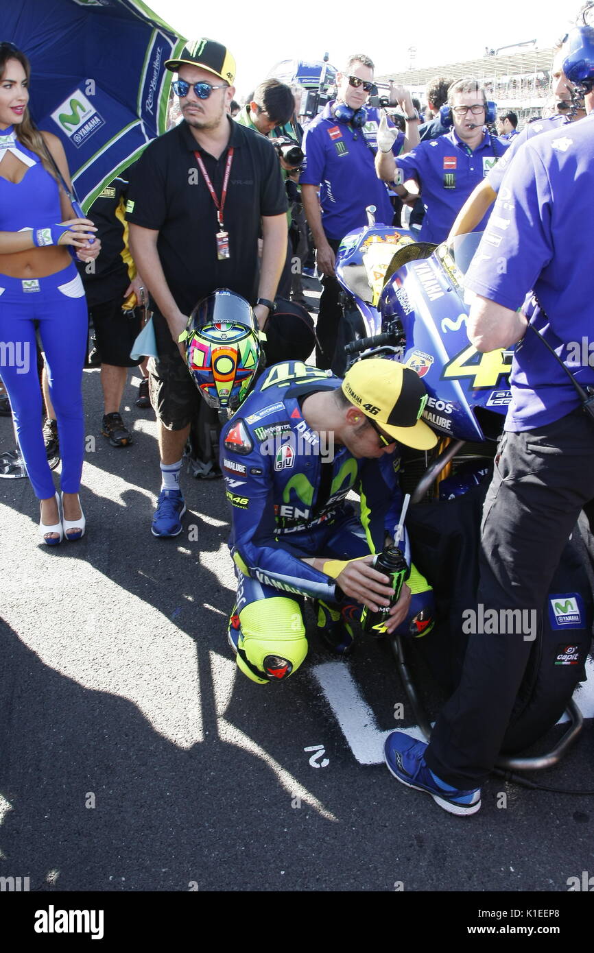 Silverstone, Großbritannien. 27 Aug, 2017. Valentino Rossi bereitet sich auf den Start der OCTO britischen MotoGP mit seiner Yamaha Team mit seinem ABERGLÄUBISCHEN 'ruhigen Moment 'Credit: Motofoto/Alamy leben Nachrichten Stockfoto
