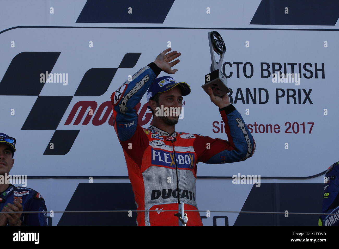 Silverstone, Großbritannien. 27 Aug, 2017. Andrea Dovizioso (Ducati) gewinnt die Trophäe, die mit dem ersten Platz bei der OCTO britischen MotoGP Credit: Motofoto/Alamy Leben Nachrichten geht Stockfoto