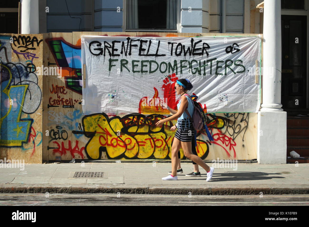 London, Großbritannien. 27. August 2017. Den ersten vollen Tag der Notting Hill Carnival findet statt. Der jüngste Brand an Grenfell Turm, in der Nähe der Route der Parade wurde nicht vergessen, Graffitti an mehreren Stellen entlang der Parade bezieht sich auf das Feuer, und ein paar Minuten Stille wurde gehalten, um diejenigen, die gestorben sind, oder wegen der Feuer erlitten zu erinnern. Roland Ravenhill/Alamy Leben Nachrichten. Stockfoto