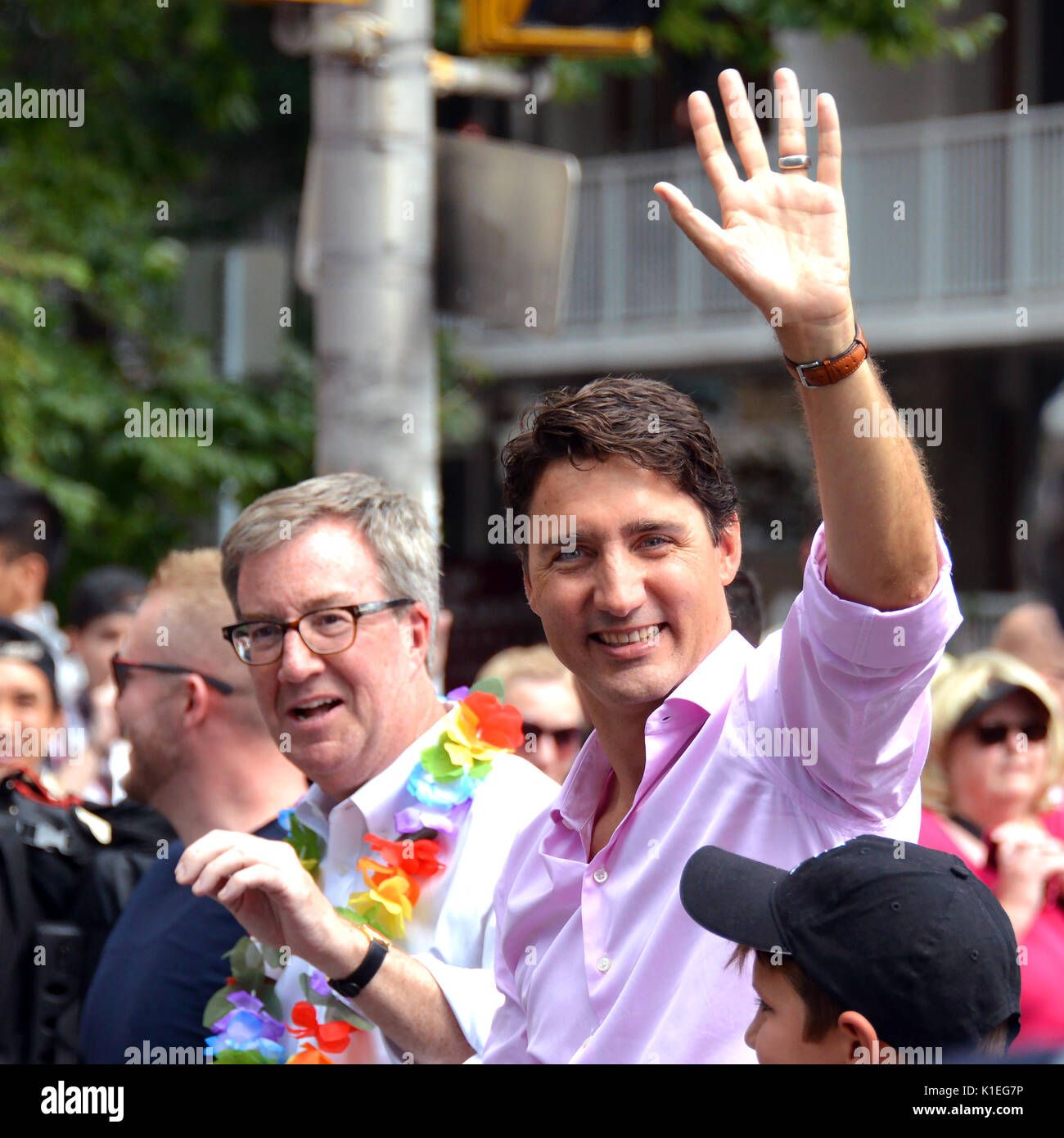 Ottawa, Kanada. 27 Aug, 2017. Kanadische Premierminister Justin Trudeau, mit Ottawa Bürgermeister Jim Watson, L, Märsche im Ottawa Pride Parade, zu ersten Sitzung PM in diesem Fall für die Stadt zu beteiligen. Quelle: Paul McKinnon/Alamy leben Nachrichten Stockfoto