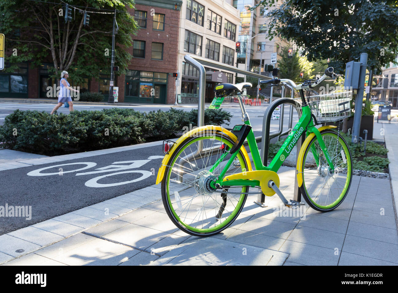 Seattle, Washington: LimeBike bei Amazon Doppler Gebäude im Belltown  Nachbarschaft geparkt. Derzeit in 8 US-amerikanischen Städten aktiv, das  Fahrrad teilen Unternehmen stellte in Seattle im Juli 2017. Eine mobile App  wird verwendet,