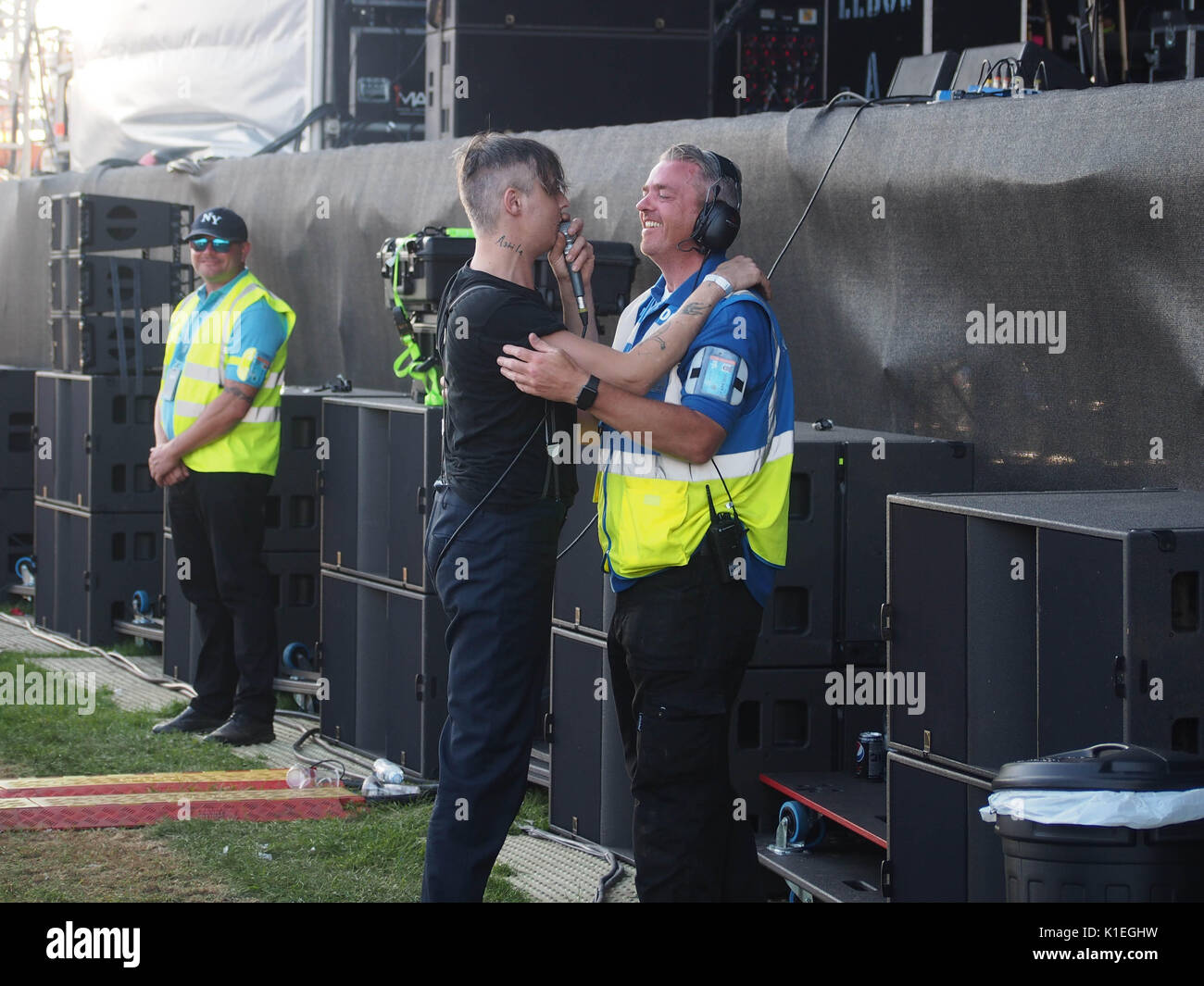 Portsmouth, Hampshire, England, 27. August 2017 Peter Doherty hat etwas Spaß mit Sicherheit während seiner Set an der siegreichen Festival vor der Bühne für overruning und sich weigerte, seinen Satz zu Ende entfernt wird. Foto: Simon evans/Alamy leben Nachrichten Stockfoto