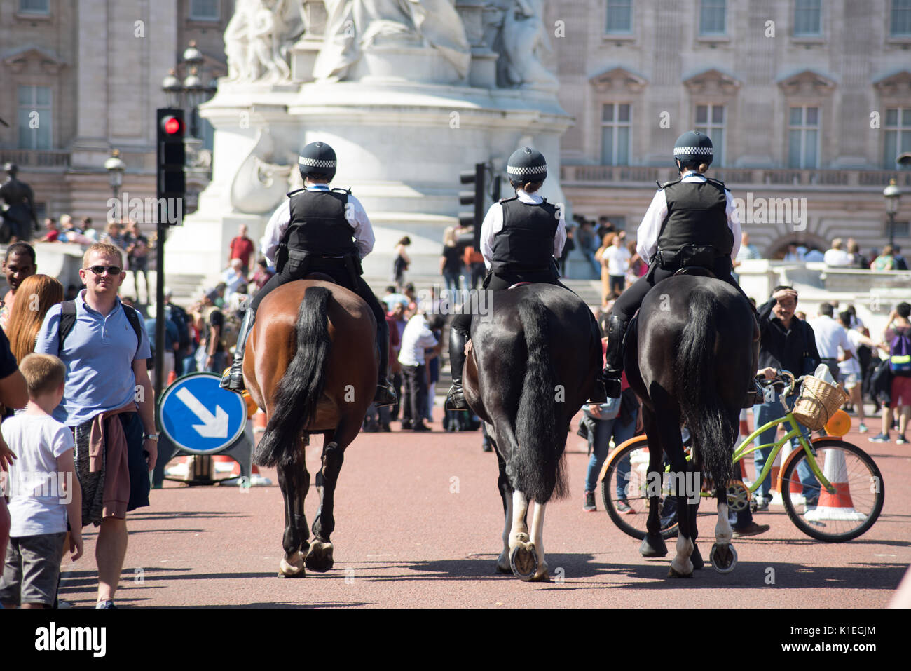 Erhöhte Sicherheit am Buckingham Palace am Samstag und Sonntag nach dem versuchten Terroranschlag am Freitag, den 25. August. Touristen auf die Voraussicht der berittenen Polizei und bewaffnete Offiziere gesehen werden und am Buckingham Palace am vergangenen Wochenende Stockfoto