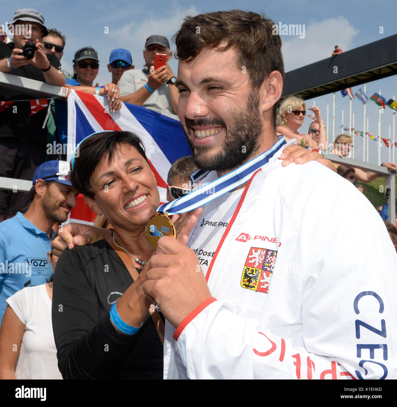 Racice, Tschechische Republik. 27 Aug, 2017. Josef Dostal (rechts) von der Tschechischen gewann ICF Canoe Sprint Welt 2017 Meisterschaften K1 Männer 500m Finale in Racice, Tschechien, am 27. August 2017. Auf dem Foto ist seine Mutter Eva Emingerova mit ihm. Credit: Katerina Sulova/CTK Photo/Alamy leben Nachrichten Stockfoto