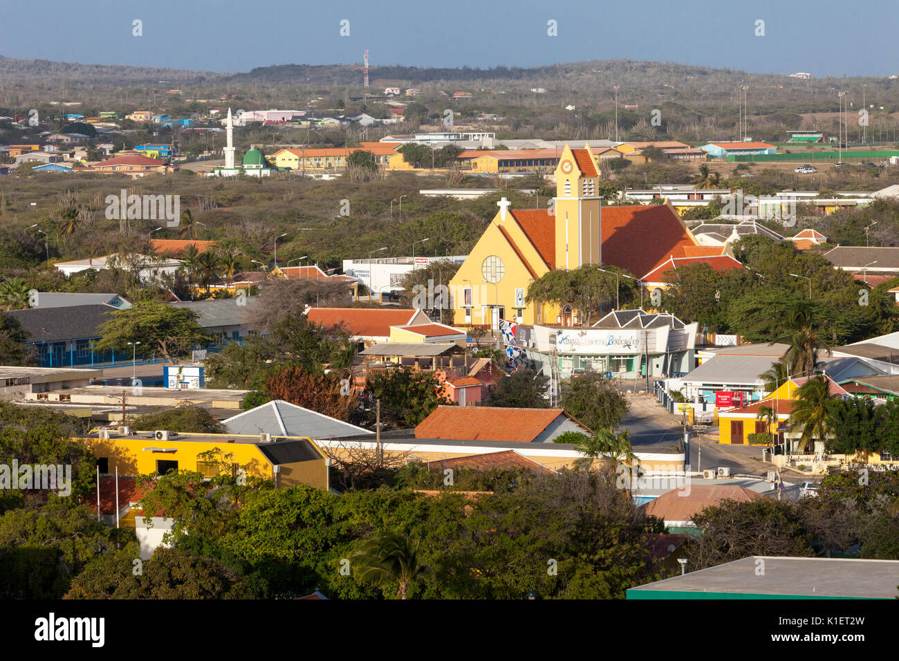 Kralendijk, Bonaire, Leeward Antilles. St. Bernardo Katholische Kirche im Vordergrund; Al-Houda Moschee im Hintergrund. Stockfoto