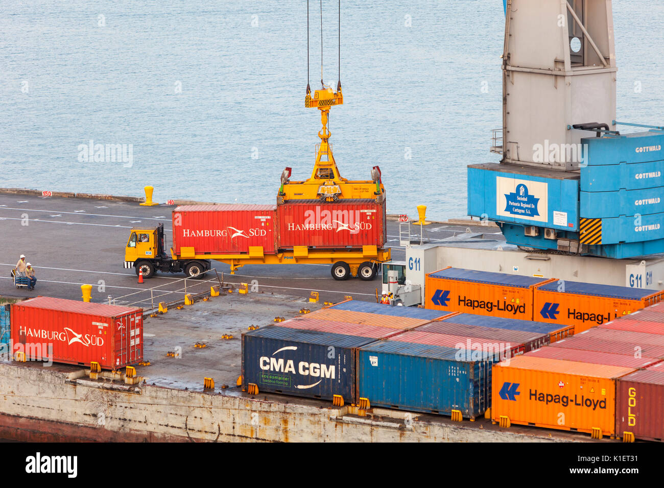 Cartagena, Kolumbien. Entladen von Containern im Hafen. Stockfoto