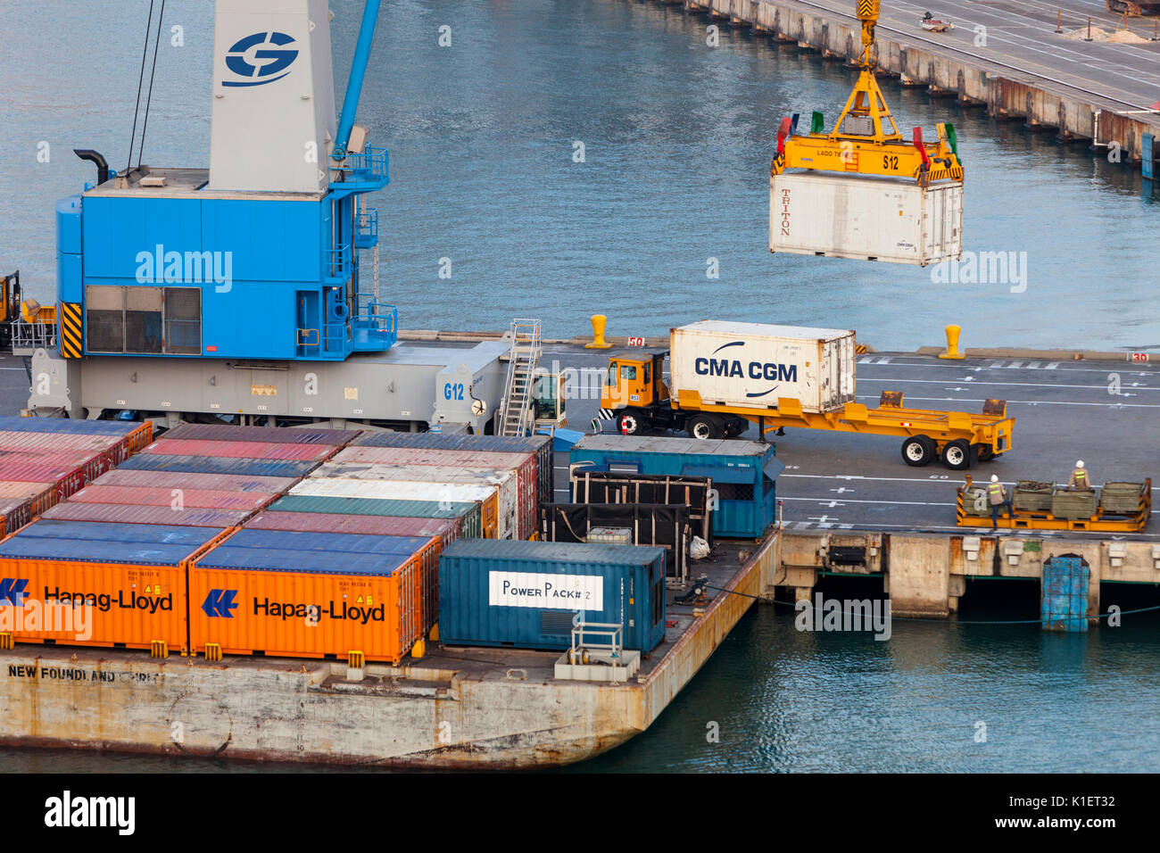Cartagena, Kolumbien. Entladen von Containern im Hafen. Stockfoto