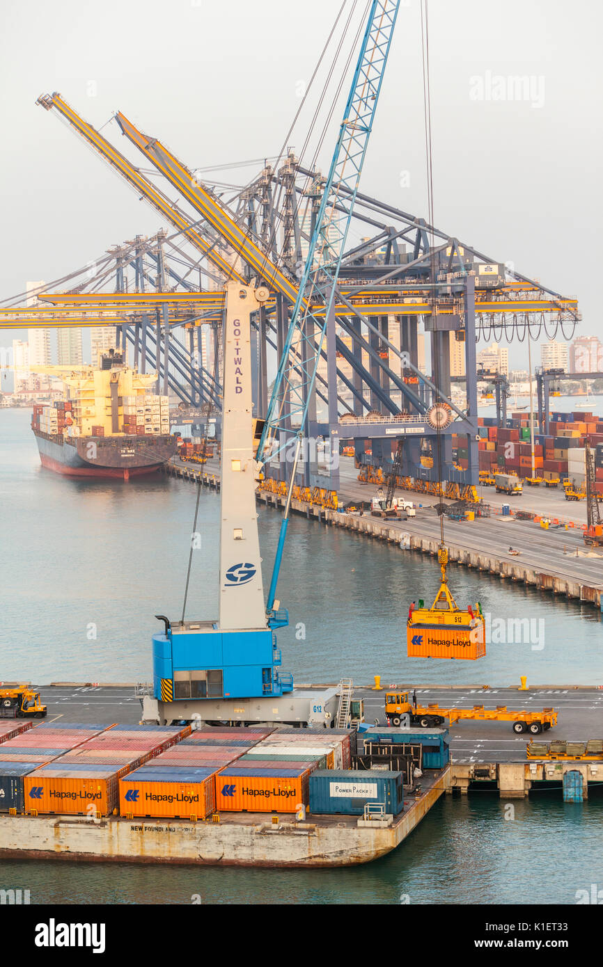 Cartagena, Kolumbien. Entladen von Containern im Hafen. Stockfoto