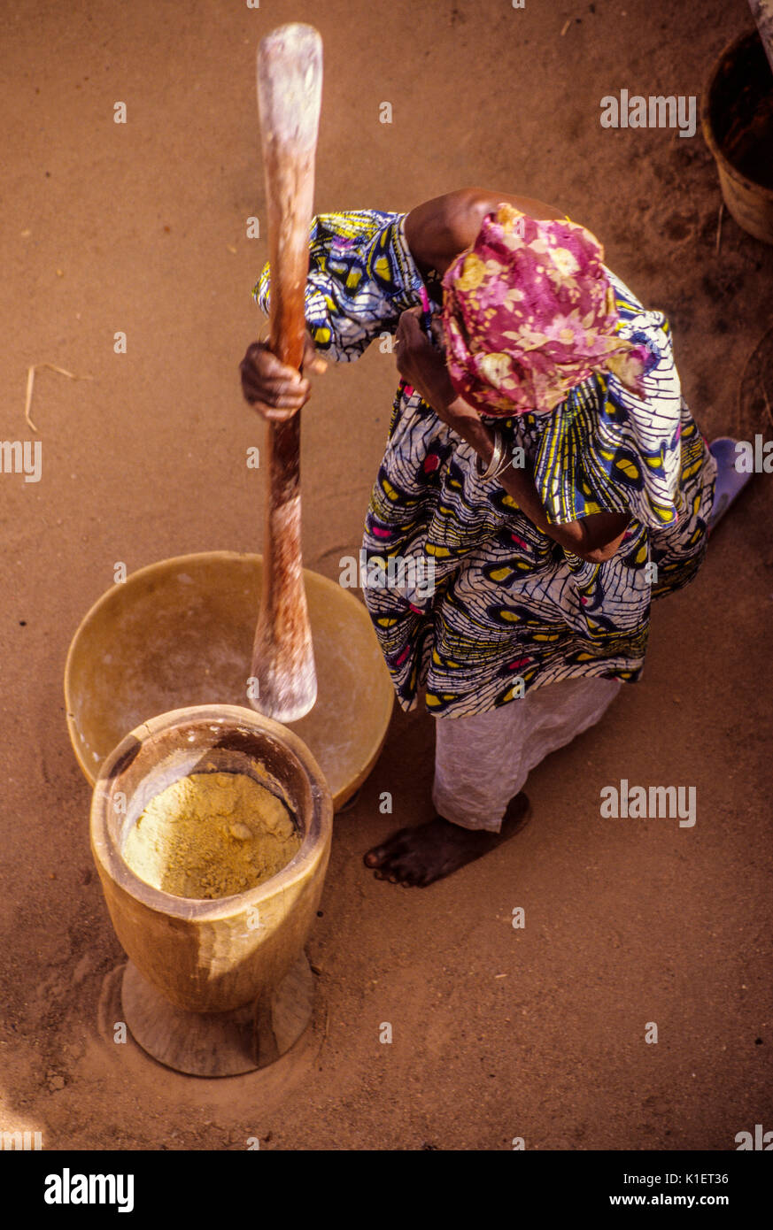 Niger, Agadez, West Afrika. Frau stampfenden Hirse Mehl machen. Stockfoto
