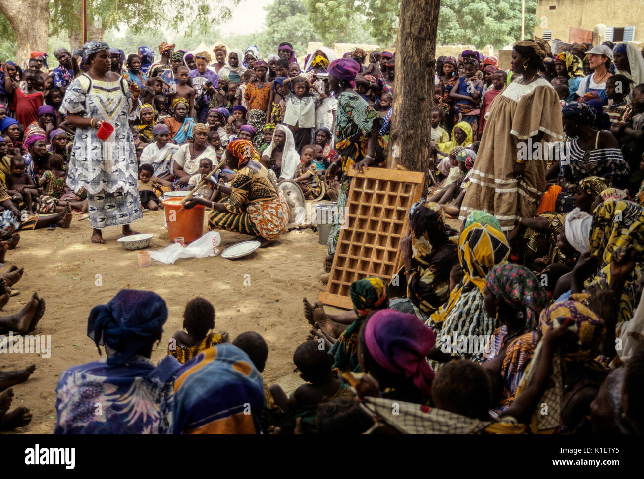 Niger, Ouna Village, West Afrika. Soap- Demonstration. Zarma (Djerma) Stammes- Gruppe. Zwei Peace Corps Freiwilligen sind in der Menge. Stockfoto