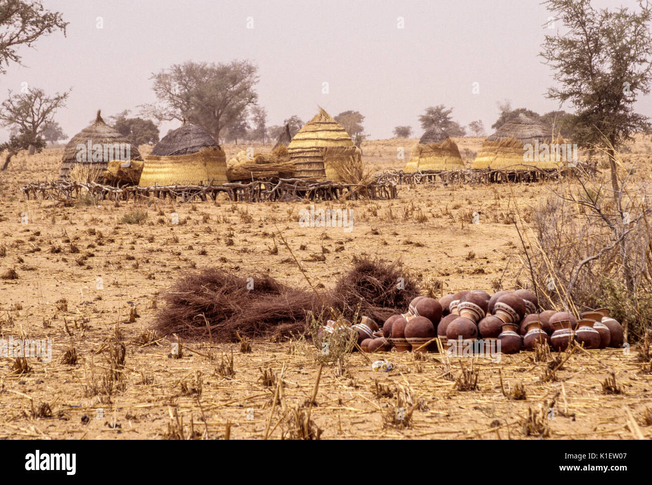 Niger, Westafrika. Trockene harmattan Saison. Töpfe und Getreidespeicher, Drouel Dorf. Stockfoto