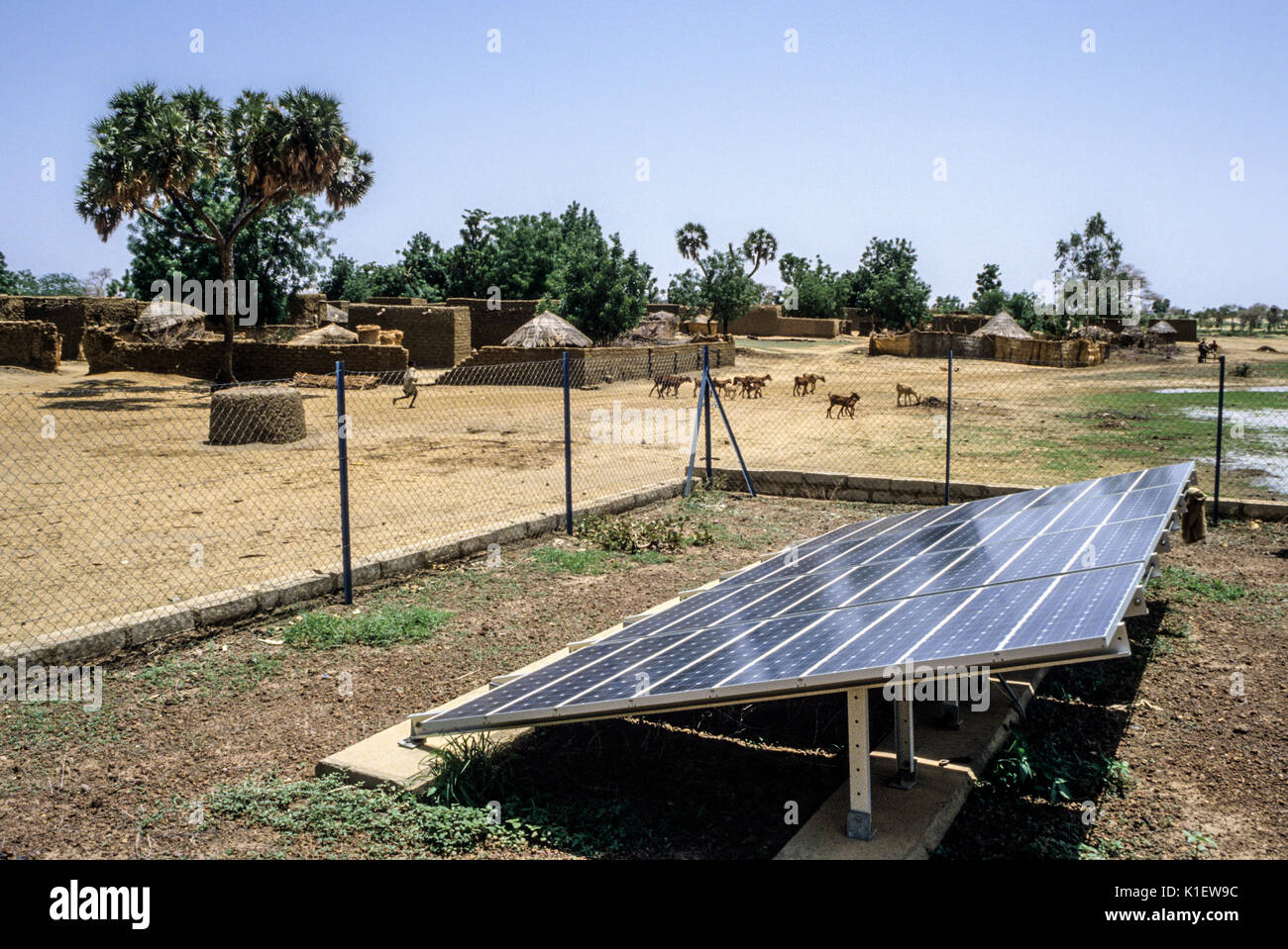 Niger, Dorf Kantche, West Afrika. Solarzellen für den Betrieb Dorf Wasserpumpe. Stockfoto