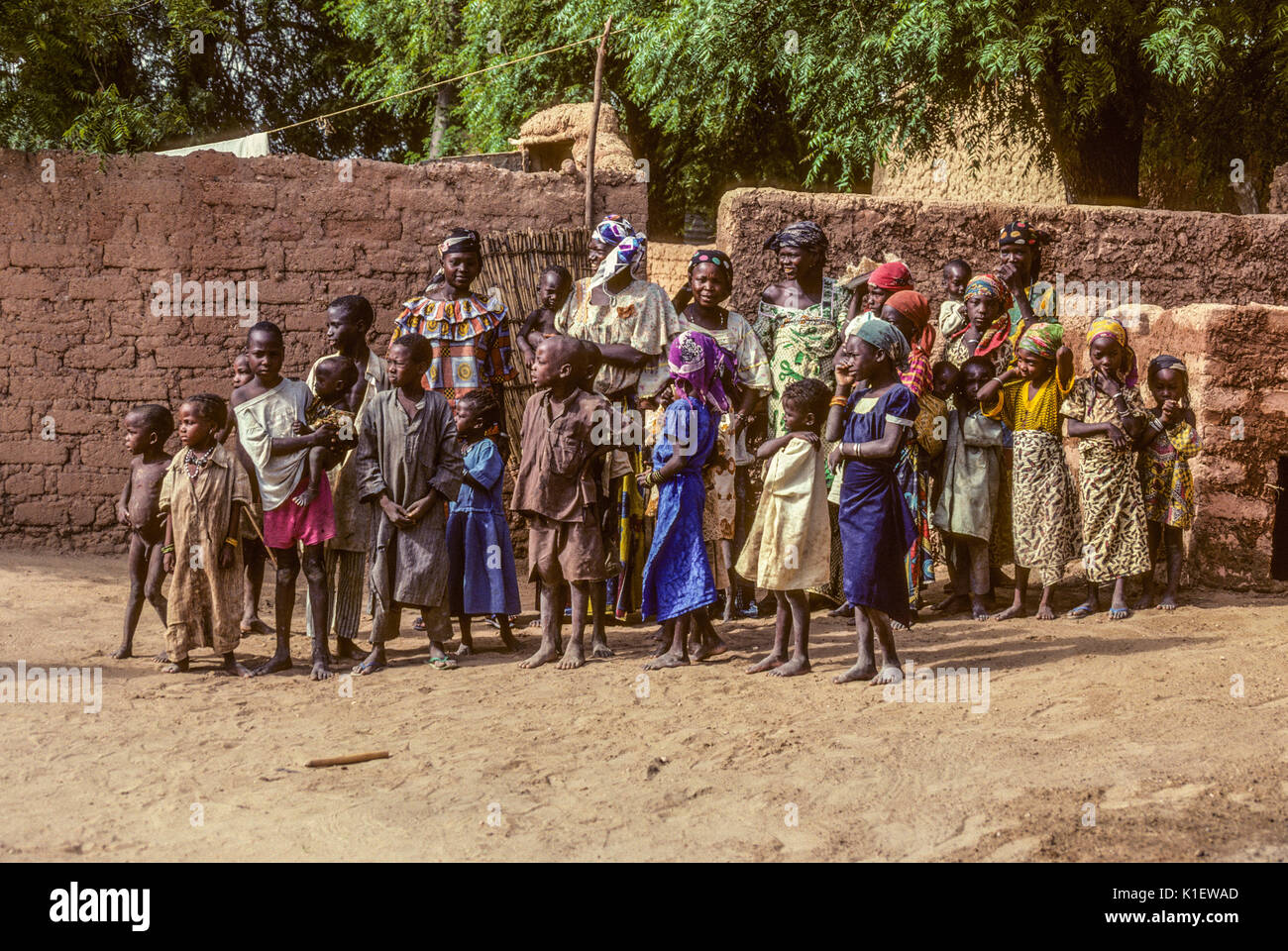 Niger, Matameye, West Afrika. Frauen und Kinder sammeln für ein Bild. Stockfoto