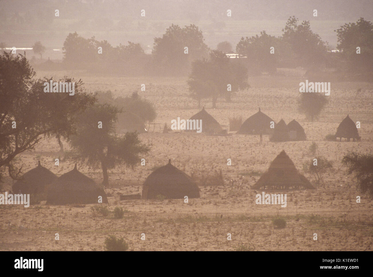Niger, Westafrika. Harmattan Staub in der Luft über diesem Fulani Dorf, Niger im Hintergrund. Stockfoto