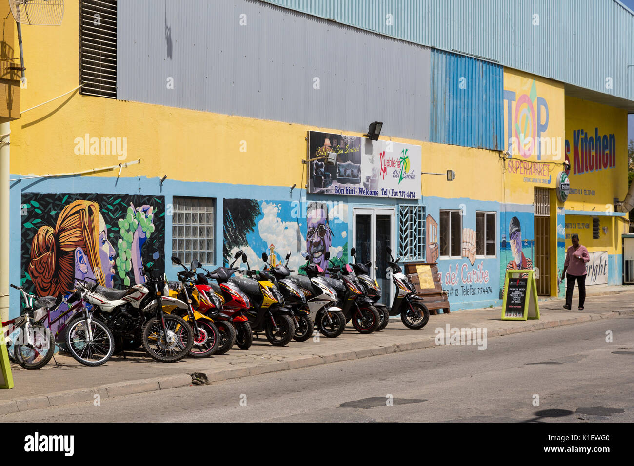 Kralendijk, Bonaire, Leeward Antilles. Motorräder und Motorräder geparkt auf dem Bürgersteig. Stockfoto