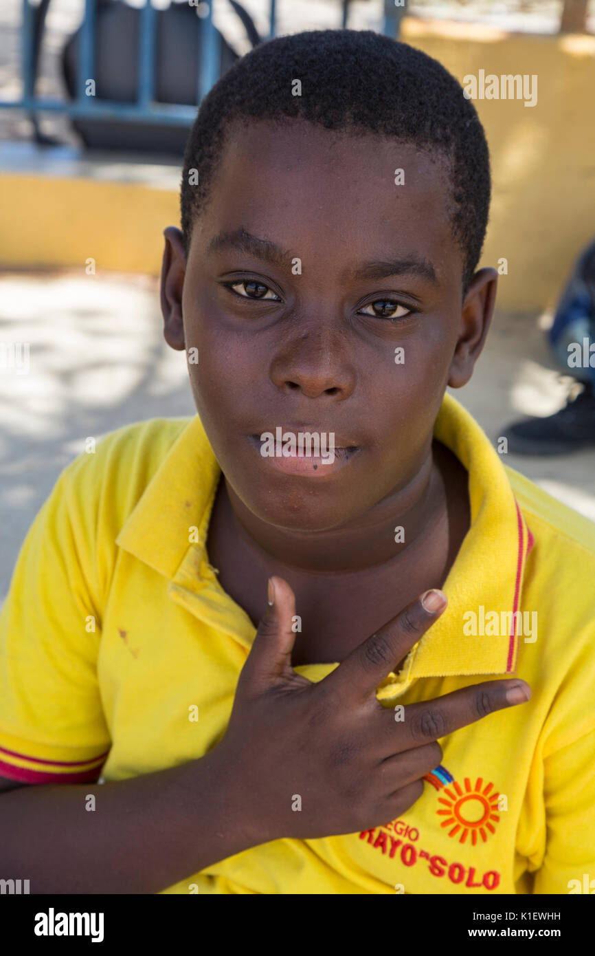 Kralendijk, Bonaire, Leeward Antilles. Junge Russisch Schule Junge die Geste in der Hoffnung auf ein gutes Foto. Stockfoto