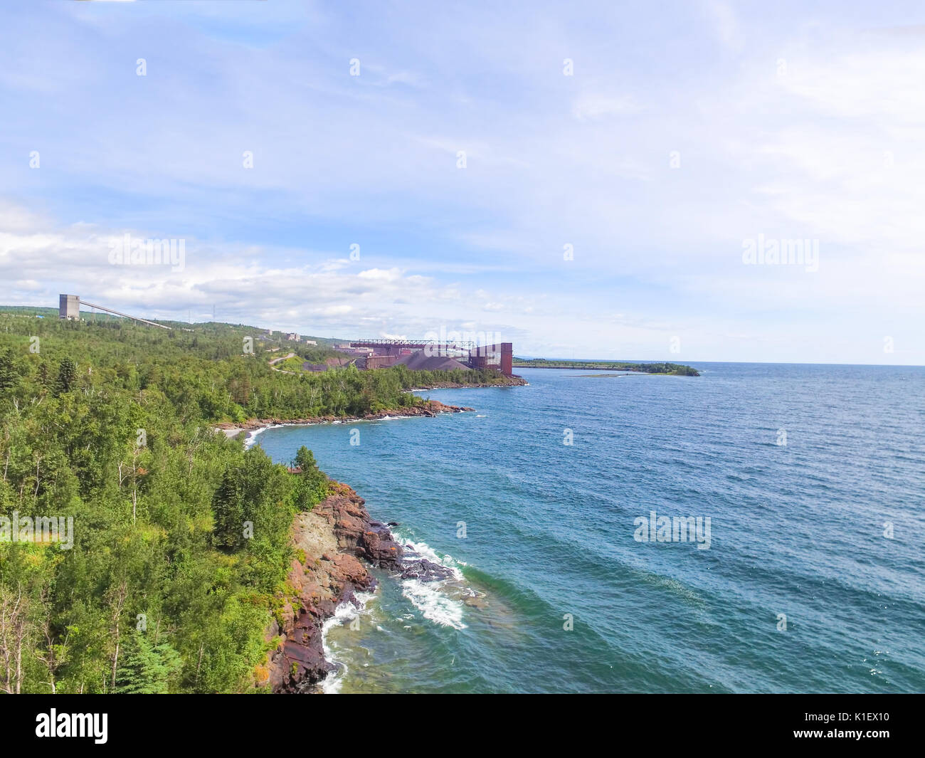 Luftaufnahme der nördlichen Ufer des Lake Superior und Cliff Bergbau taconite Werk in Silver Bay, Minnesota in der Ferne Stockfoto