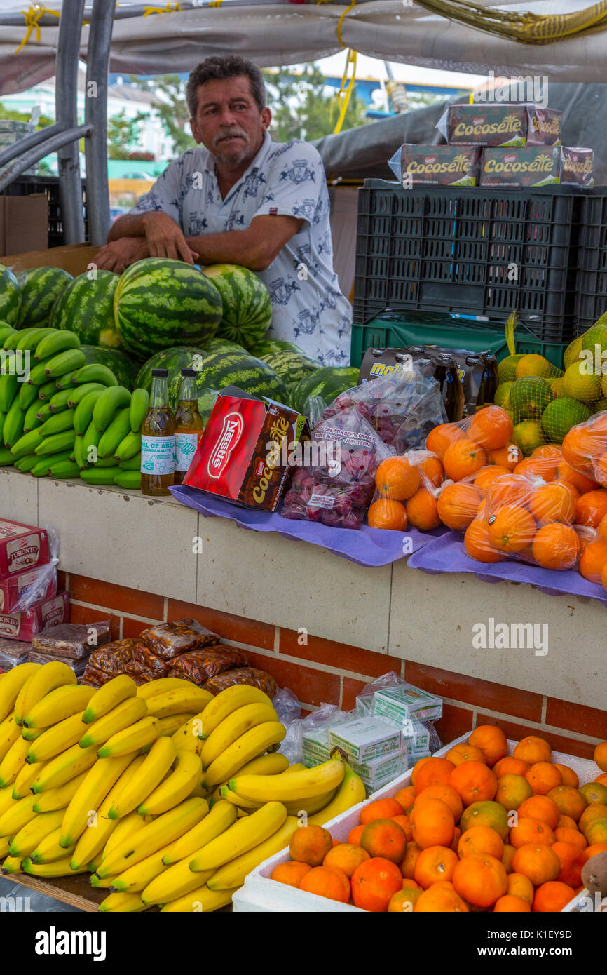 Willemstad, Curacao, Kleinen Antillen. Obst Anbieter an seinem Messestand in der schwimmenden Markt. Stockfoto