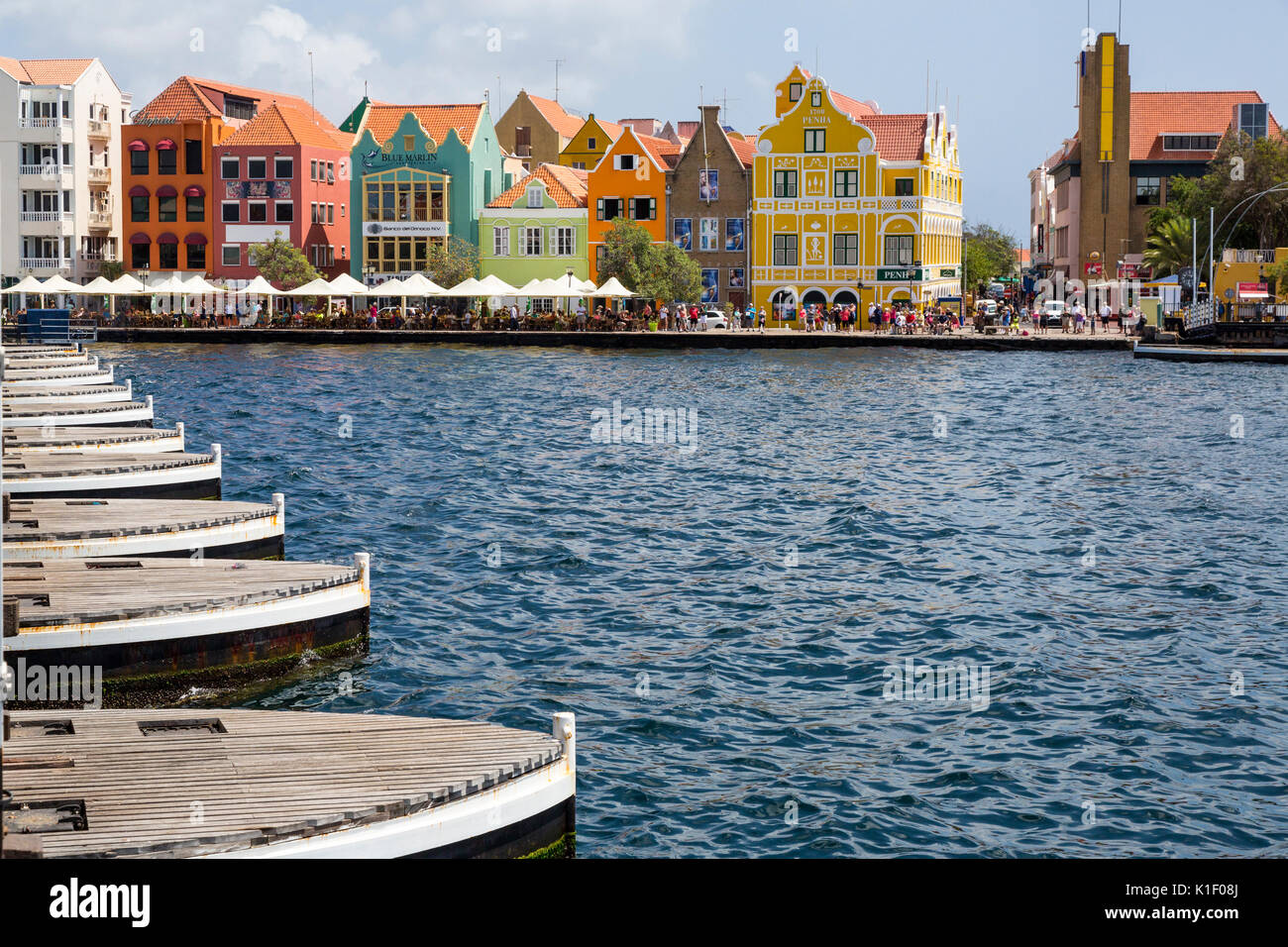 Willemstad, Curacao, Kleinen Antillen. Über Pontons der Königin Emma Brücke in Richtung Punda. Stockfoto